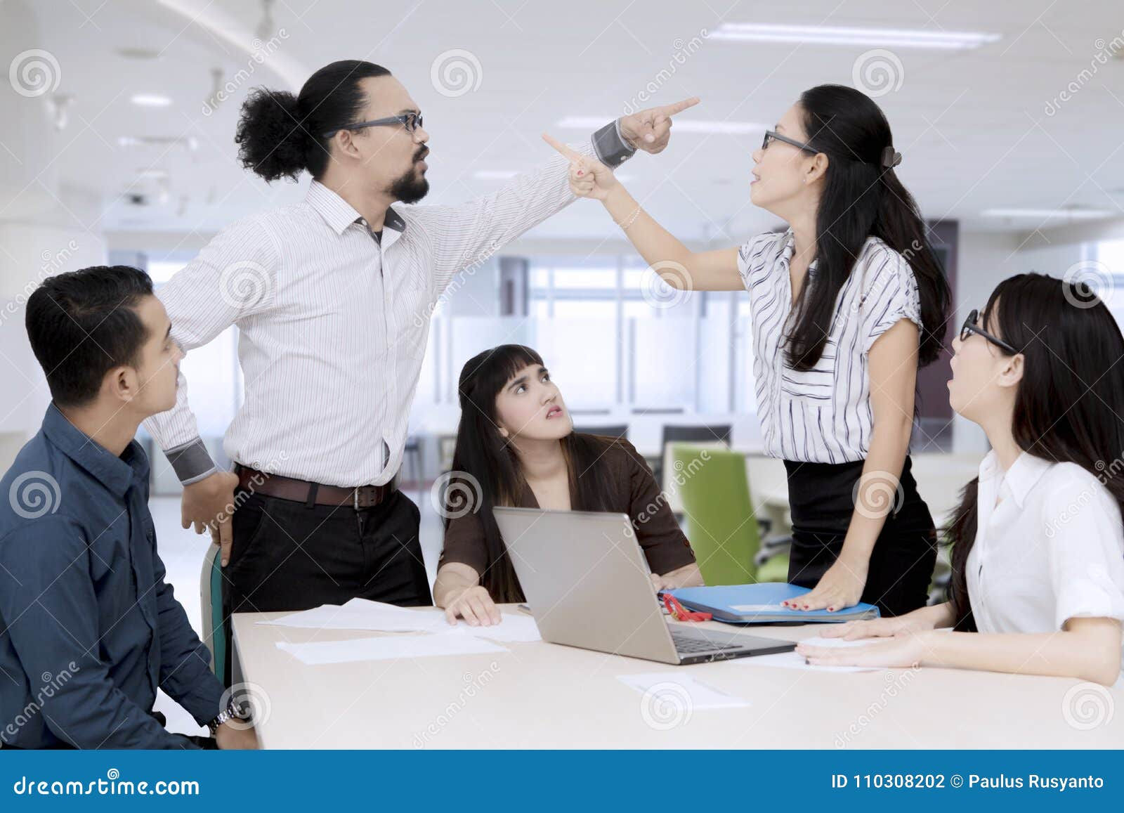 Wallpaper #1Gc0CJMBSpphPi3-gckF37 Business People Pointing at Each Other Having an Argument in a Group