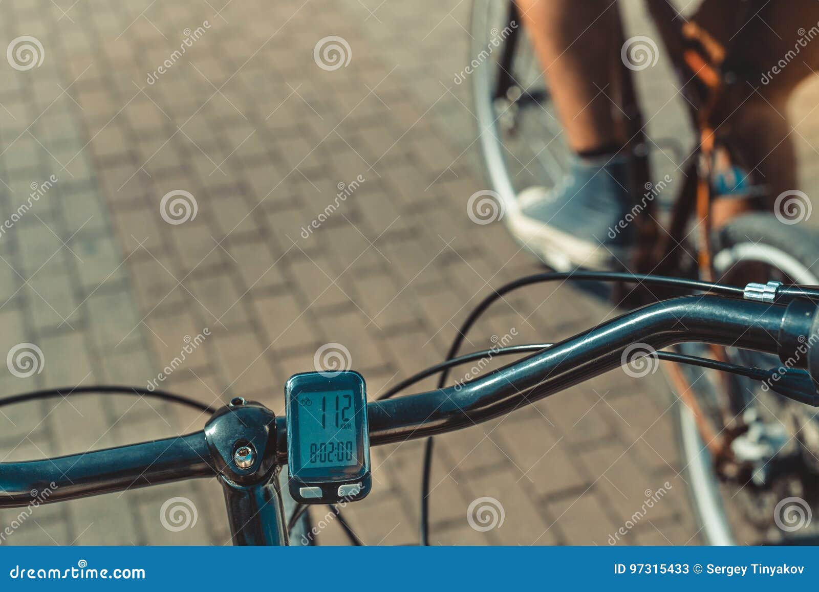 Wallpaper #zHdvJ5MB-pgBXx60VqUF167 Bicycle Computer Odometer on Steering Wheel on Cyclist Background