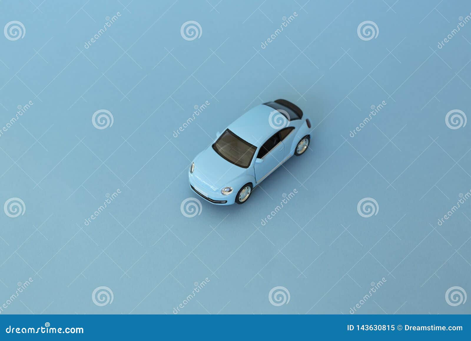 Wallpaper #0GfJ9pIBSpphPi3-OYTp193 Blue Retro Toy Car on Blue Background Beautiful Background Stock