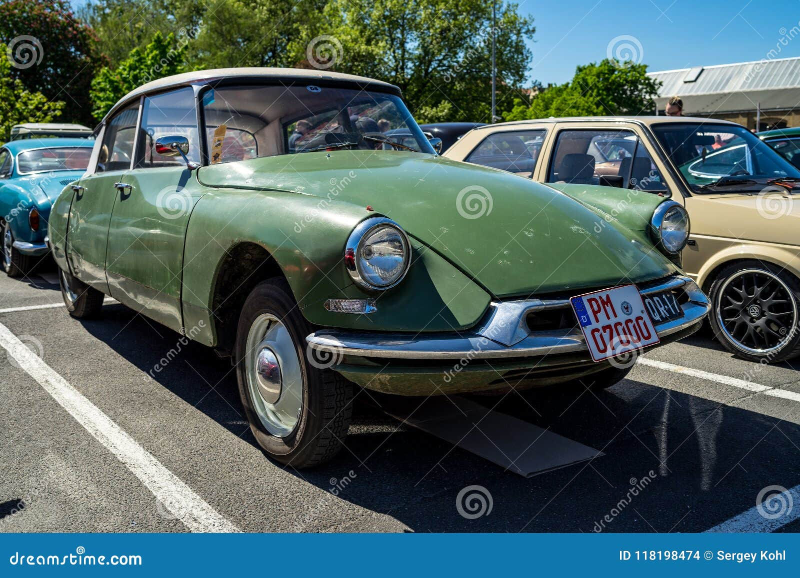 Wallpaper #Q2jaHJMBSpphPi3-7CQA87 Mid Size Luxury Car Citroen Ds 1962 Editorial Stock Image Image of