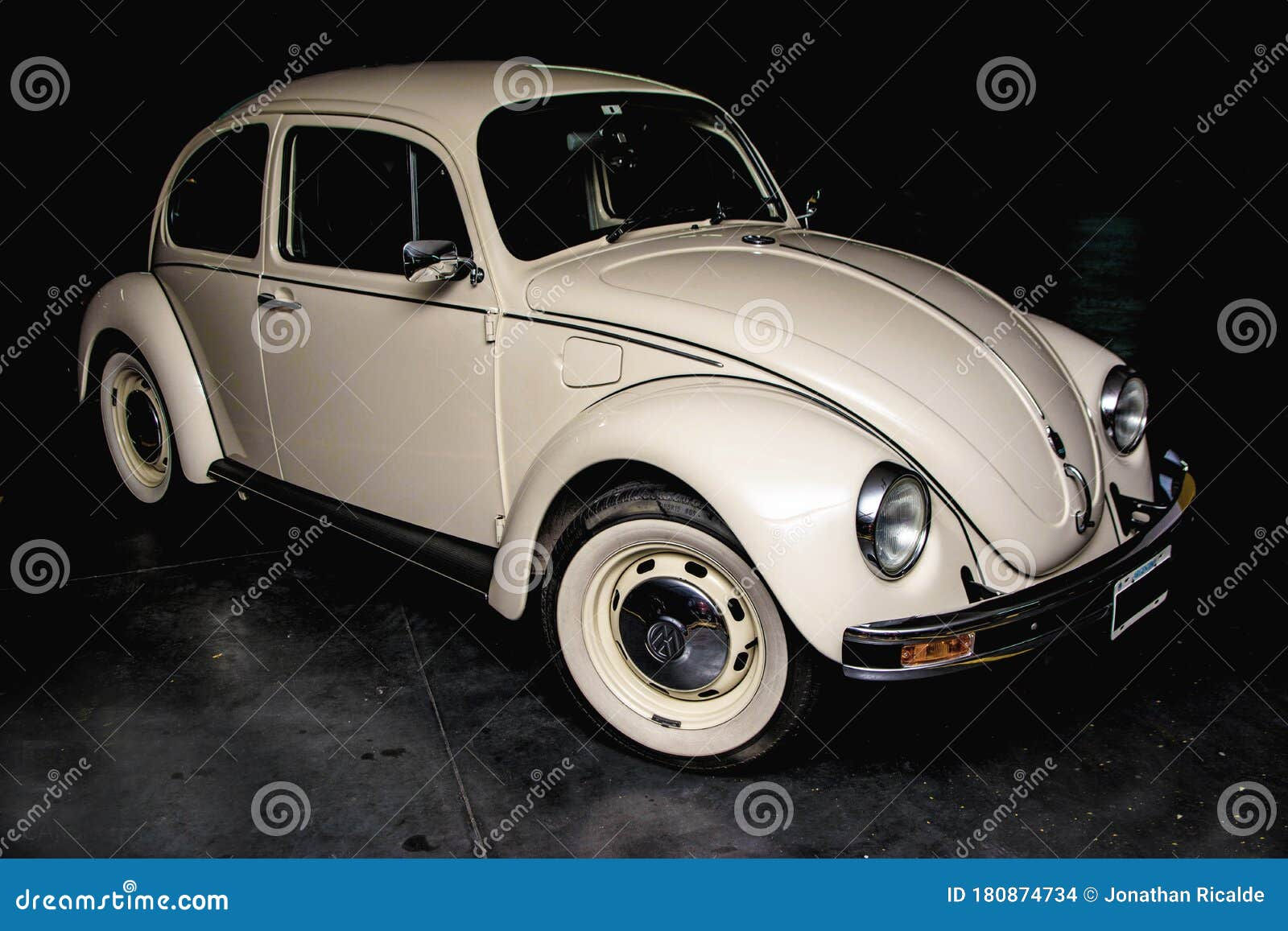 Wallpaper #0mfp9JIBSpphPi3-1nyV199 White Volkswagen Beetle in Black Background Editorial Stock Image