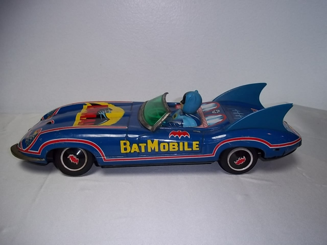 Wallpaper #hmeI95IBSpphPi3-uIae195 The Bat Channel Vintage Tin Batmobile Toy
