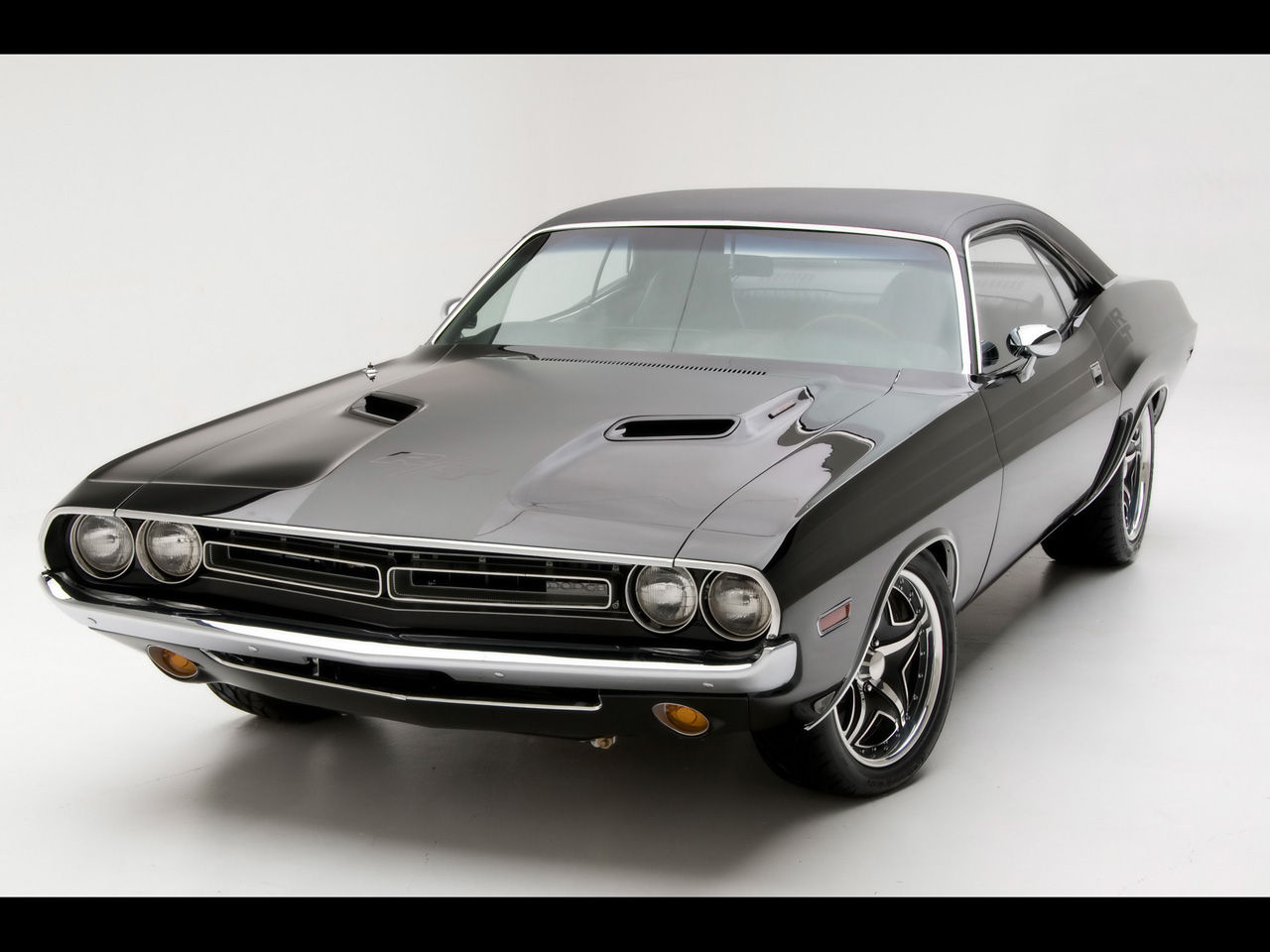 Wallpaper #vUUBm44B7YBJg1BVD6GI14 A Black 1970 Dodge Challenger