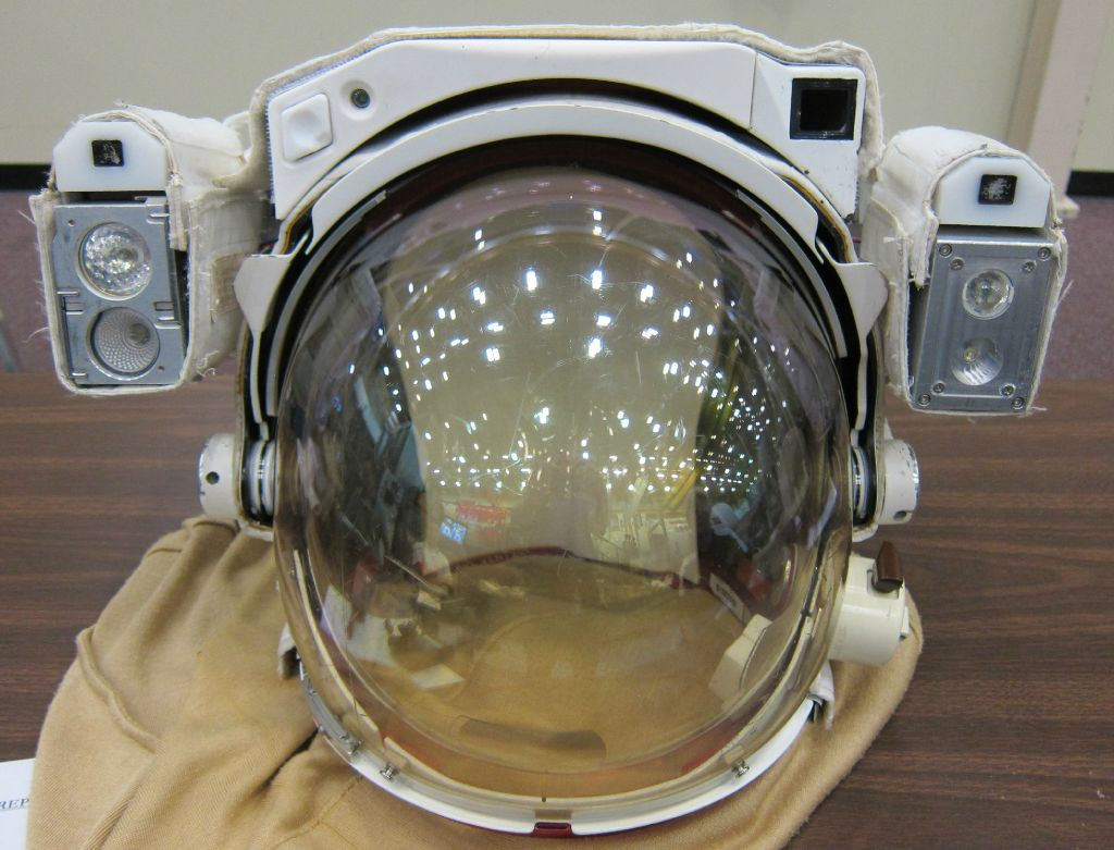 Wallpaper #2BGgM5MBXrlMTfB5u0qk68 Suburban Spaceman Eva Spacewalking Helmet