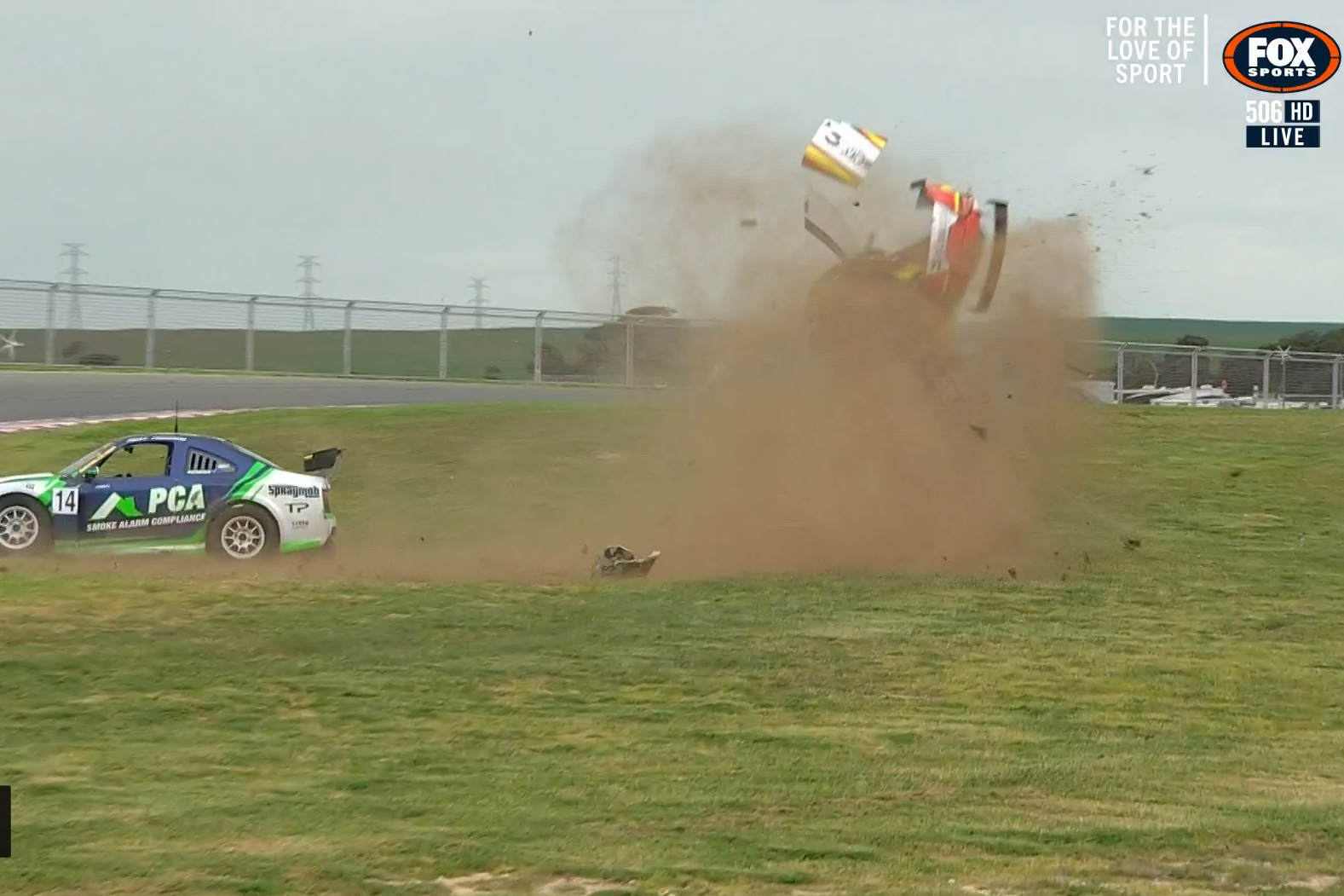 Wallpaper #02gzGZMBSpphPi3-fBX5128 Massive Crash in Aussie Racing Cars Race