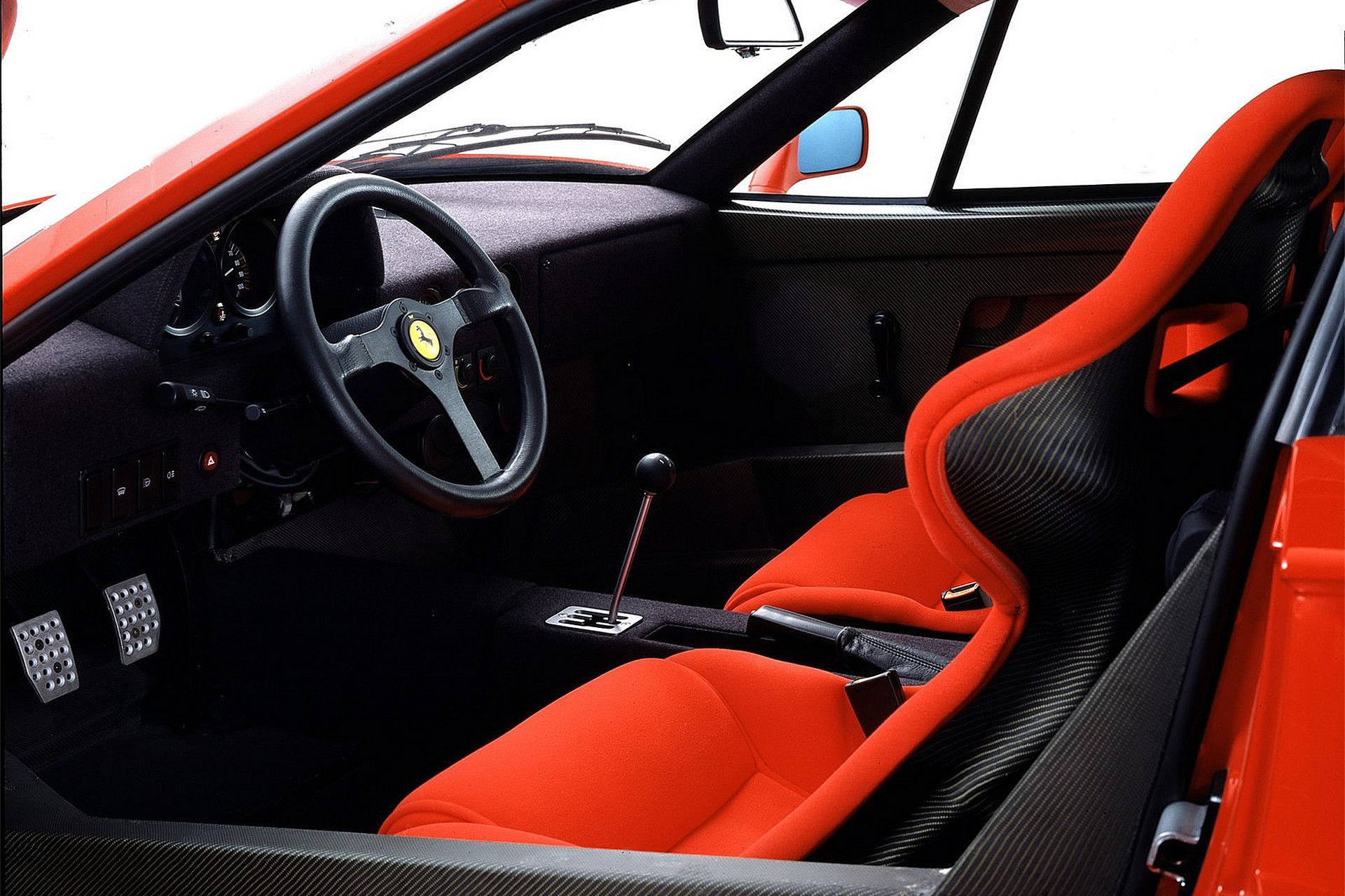 Wallpaper #2XQ1yI4B_8f4nGFaInLG41 La Ferrari F40 Un Mito a Quattro Ruote