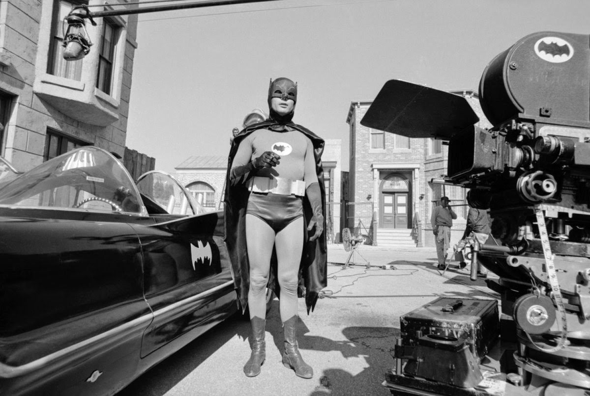 Wallpaper #2e8ITJMBMN-XEVvVOjxM56 16 Interesting Vintage Photos of Adam West and Burt Ward on the Set of