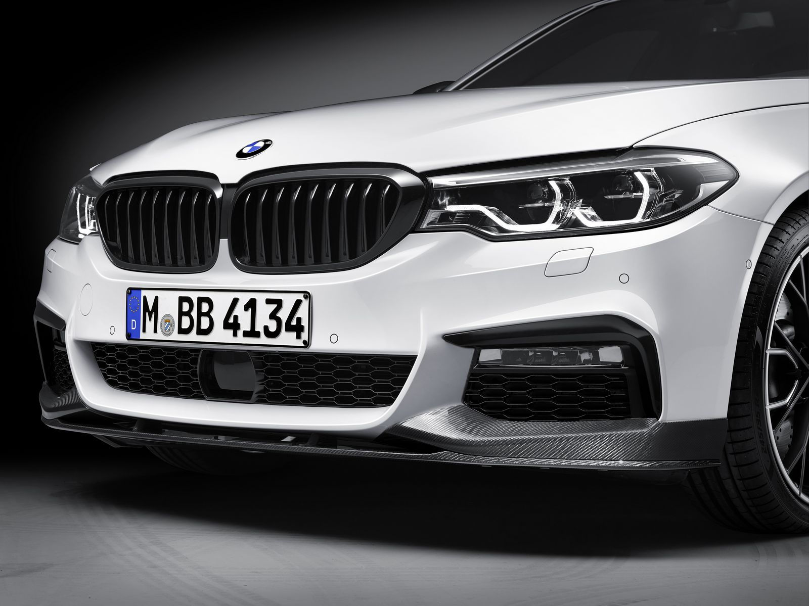 Wallpaper #imjeIZMBSpphPi3-wzHI92 BMW Turns Up the Heat on New 5 Series with M Performance Accessories