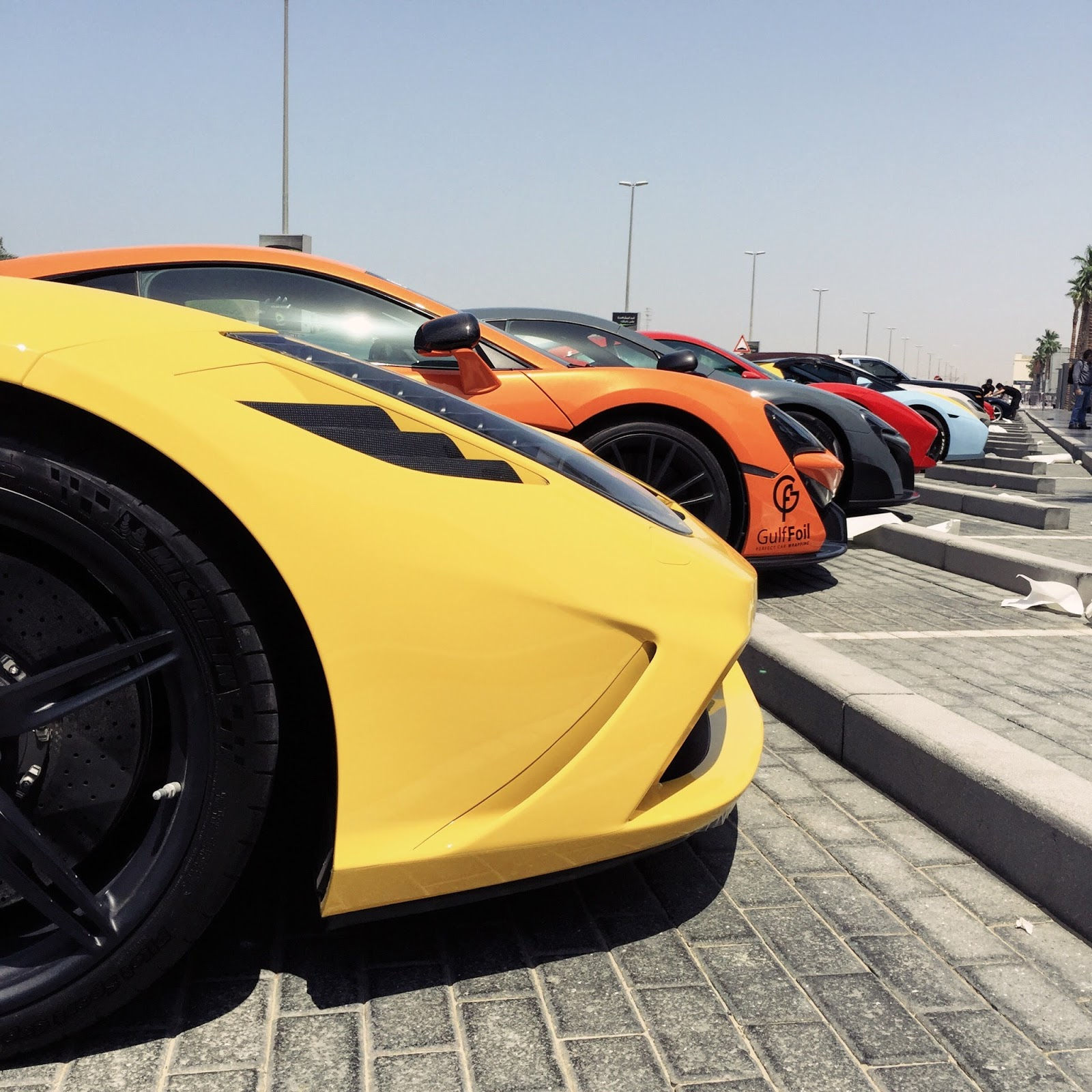 Wallpaper #2xm-Do8BtGB6xQ78nVoz32 Dubai Desert Blogger Crazy Supercars Line Up in Dubai