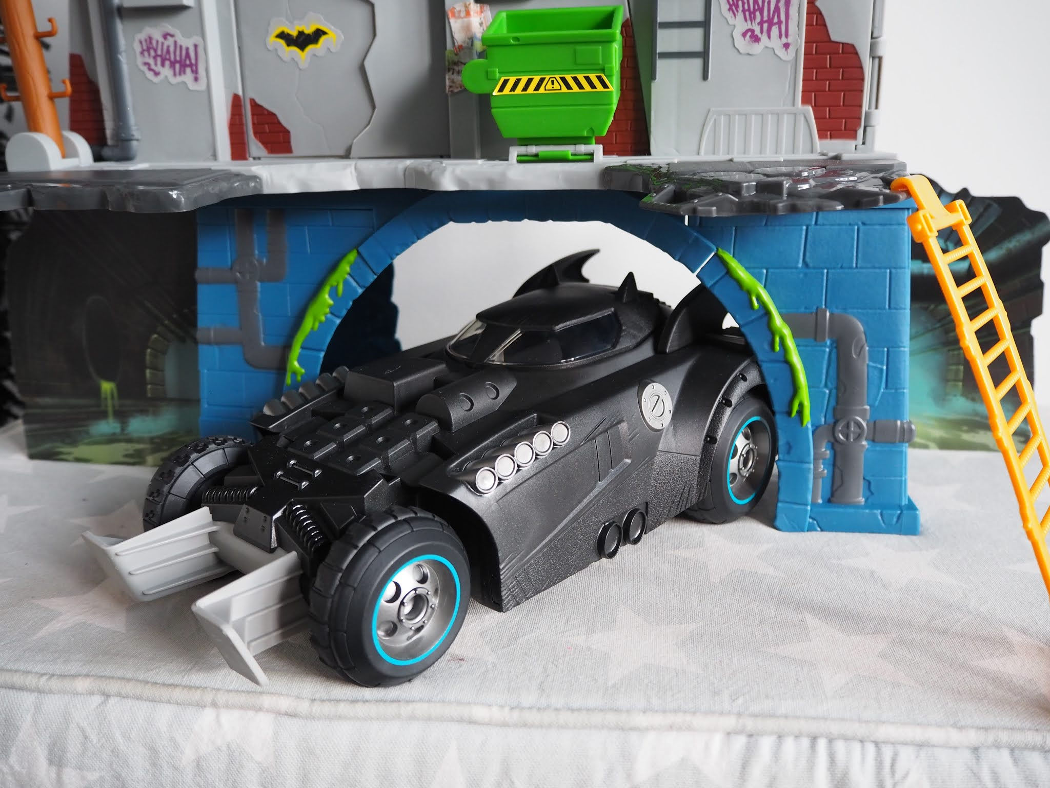 Wallpaper #hkBHMJMBJhL2WPbap8BZ198 Chic Geek Diary DC Batman Mission 3 in 1 Batcave Playset Launch and