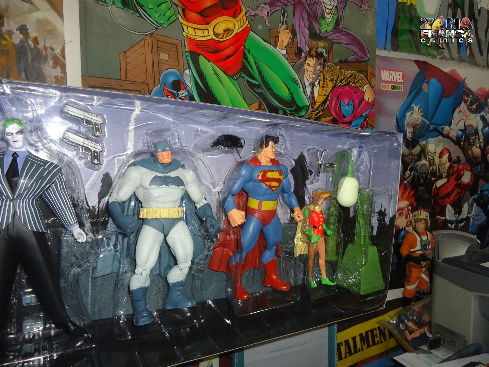 Wallpaper #e-pIVpMBlwTYPL18yQ8_79 Zona Franca Comics Batman the Dark Knight Returns Action Figure Box Set