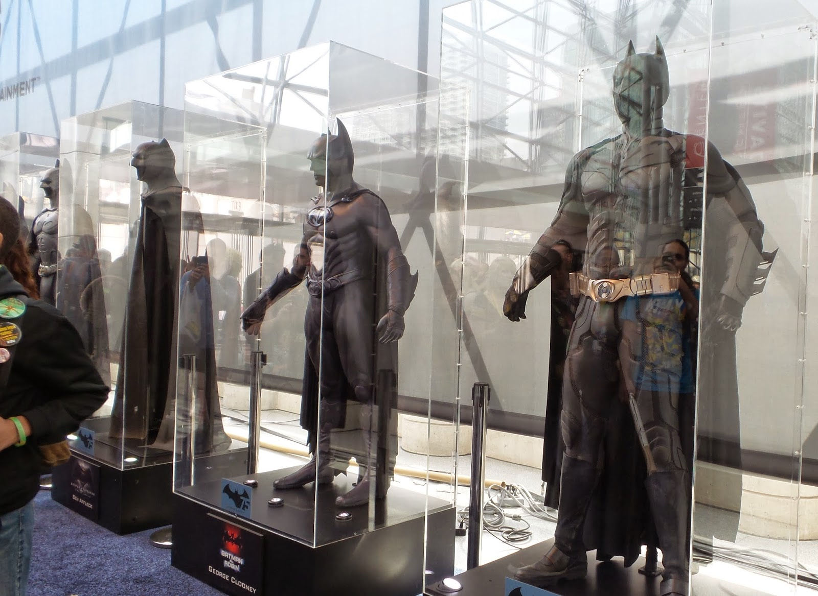 Wallpaper #DRlkLo8BtGB6xQ78IpWV50 Fashion and Action Batman 75th Anniversary Movie Costume Display at Nycc