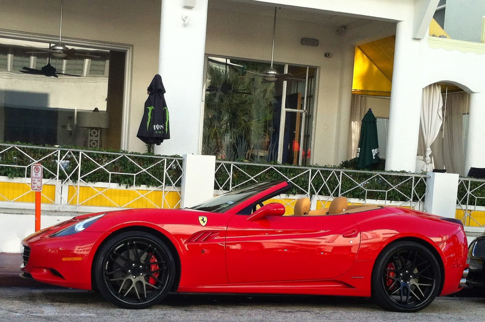 Wallpaper #xmfK55IBSpphPi3-yzmm312 Exotic Cars on the Streets of Miami Ferrari California Black Rims