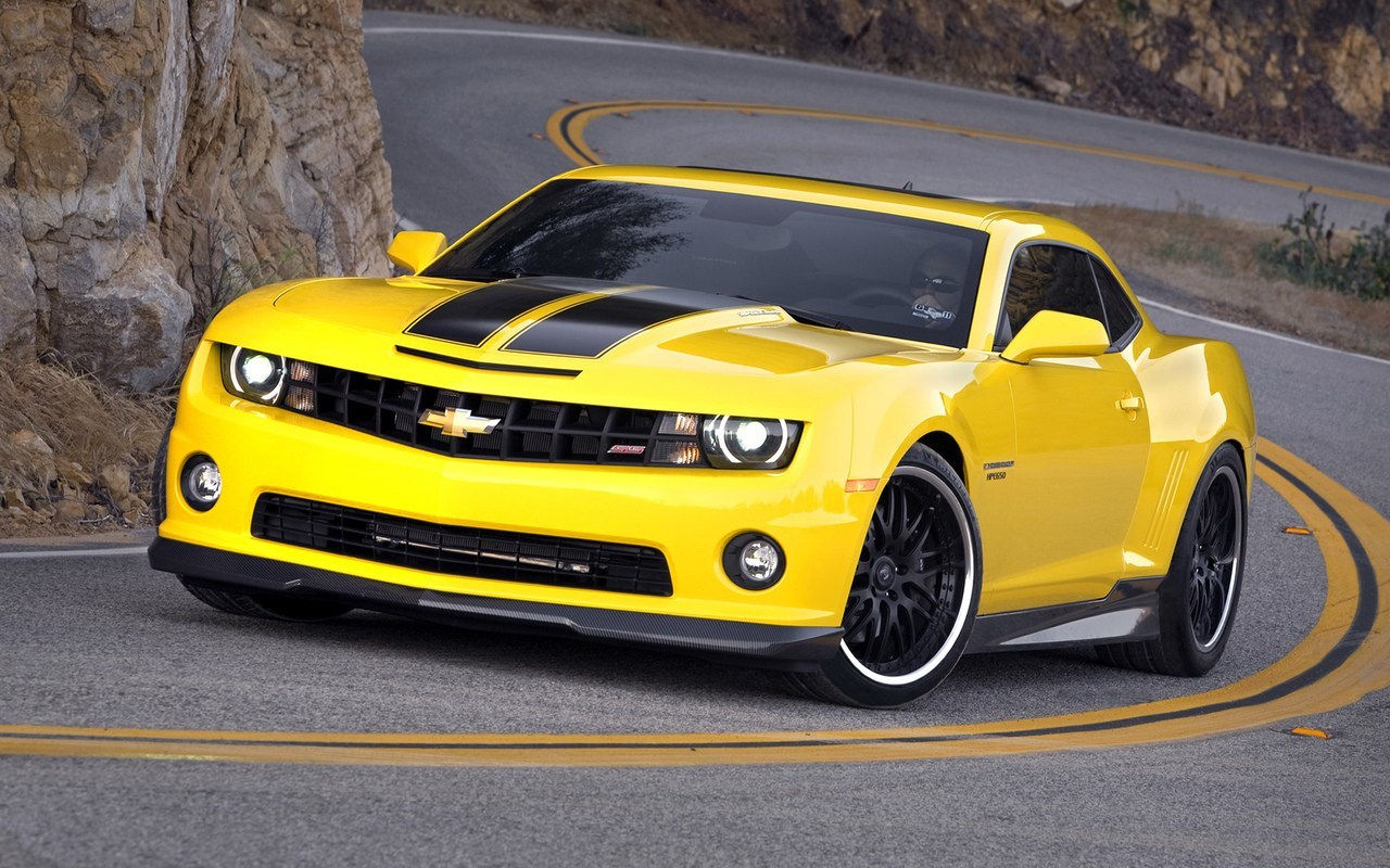 Wallpaper #VXOyhI4BFI5NbQksFx2H33 A Yellow Chevrolet Camaro Ss on an Asphalt Road