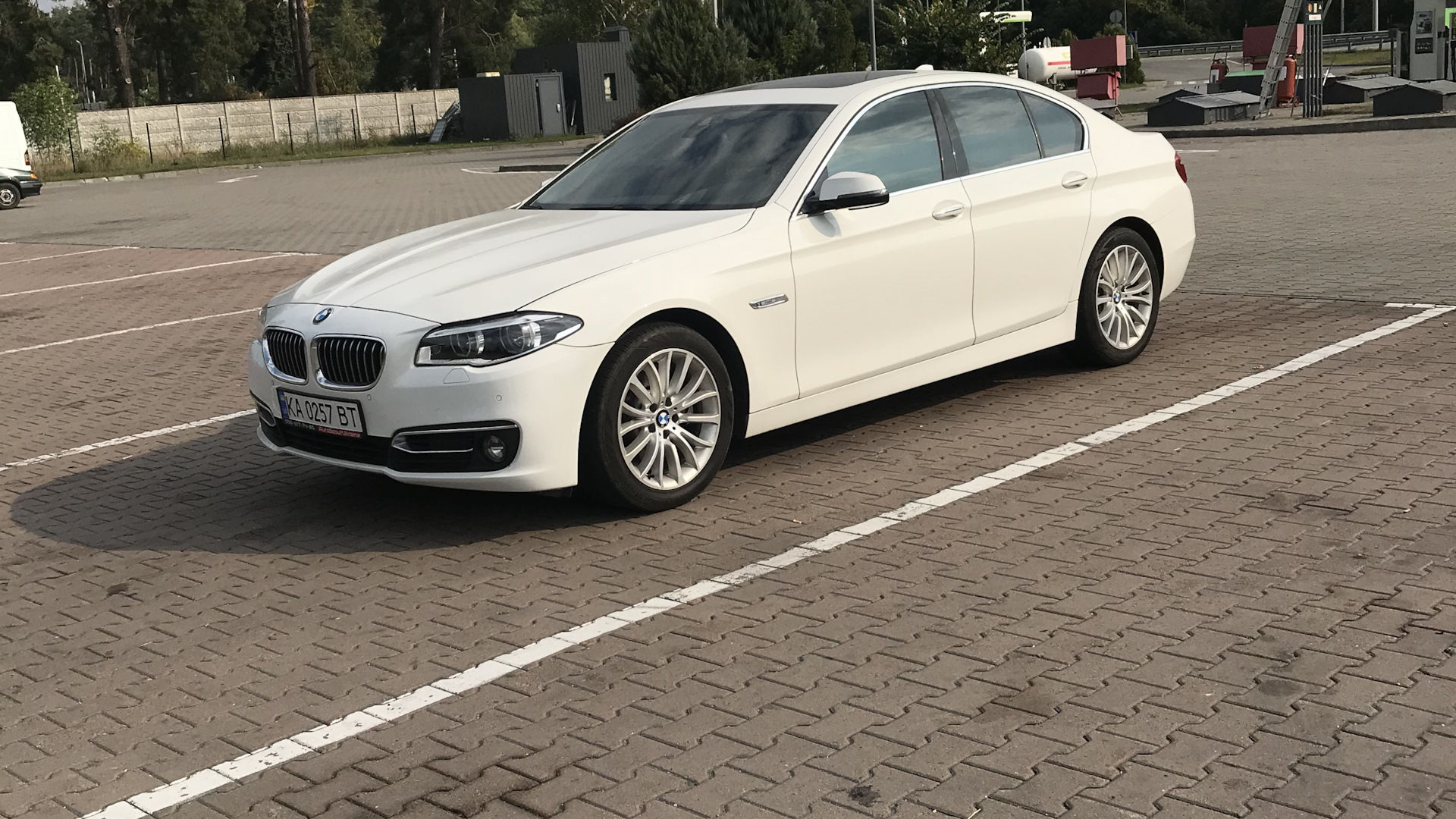 Wallpaper #v3fdJpMB-pgBXx60JaPB38 BMW 5 Series F10 20 Dizelnyi 2015 White Na Drive2