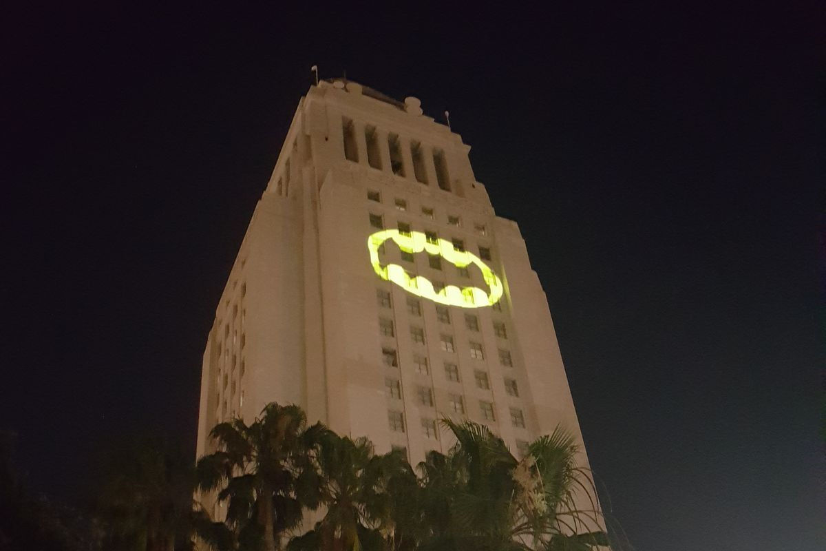 Wallpaper #shlEII8BtGB6xQ78dn0s46 Los Angeles City Hall Lit with Bat Signal in Memory of Batman Actor