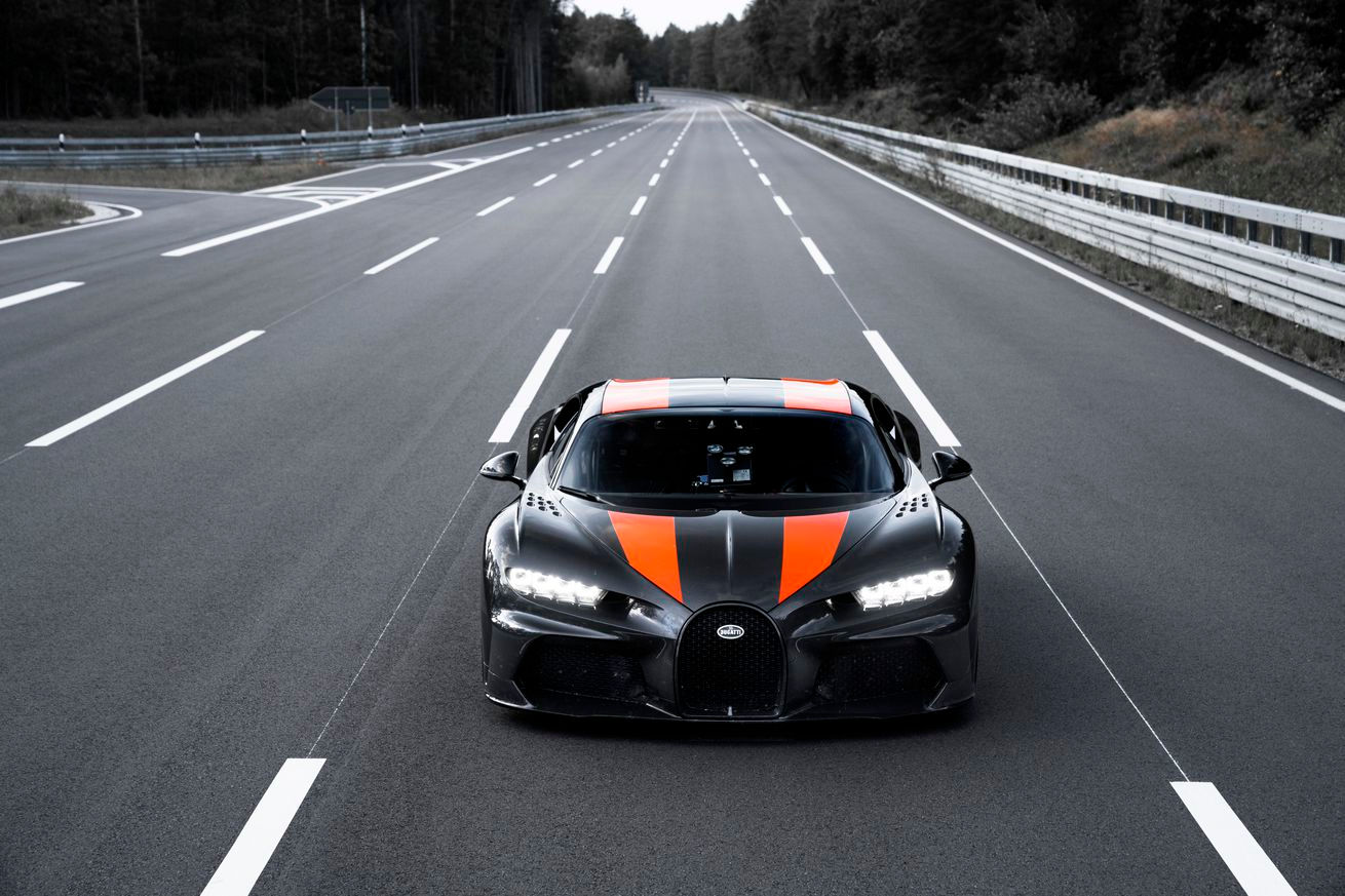 Wallpaper #35zA4JIBZHQxiYarMLd9331 Watch the Bugatti Chiron Smash Through the Mythical 300 Mph Barrier