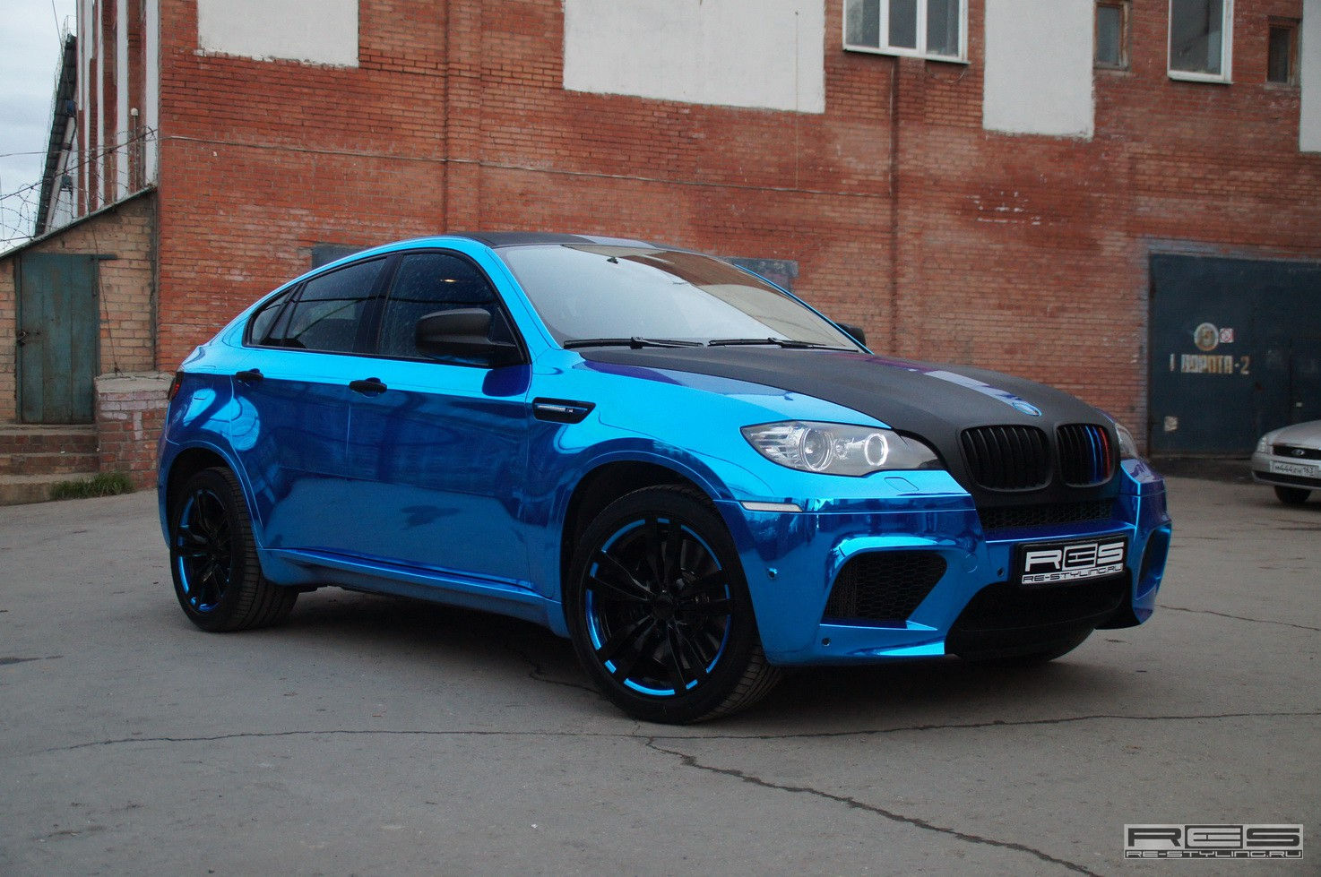 Wallpaper #J--ETJMBMN-XEVvV-j7n1 BMW X6 M in Blue Chrome Autoevolution