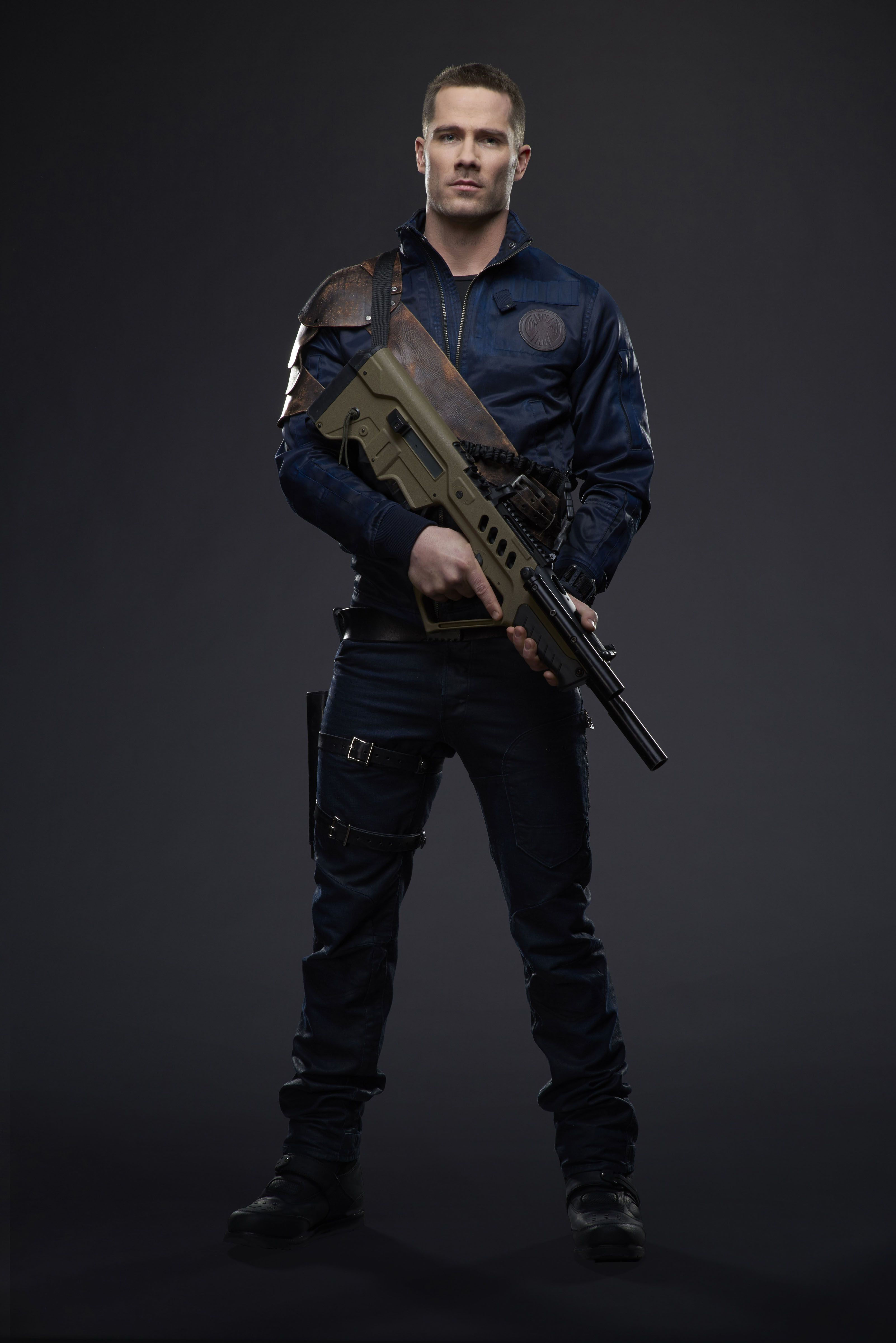 Wallpaper #M2dnEZMBSpphPi3-affq431 Killjoys S1 Luke Macfarlane as Davin Jaqobis Killjoys 2015