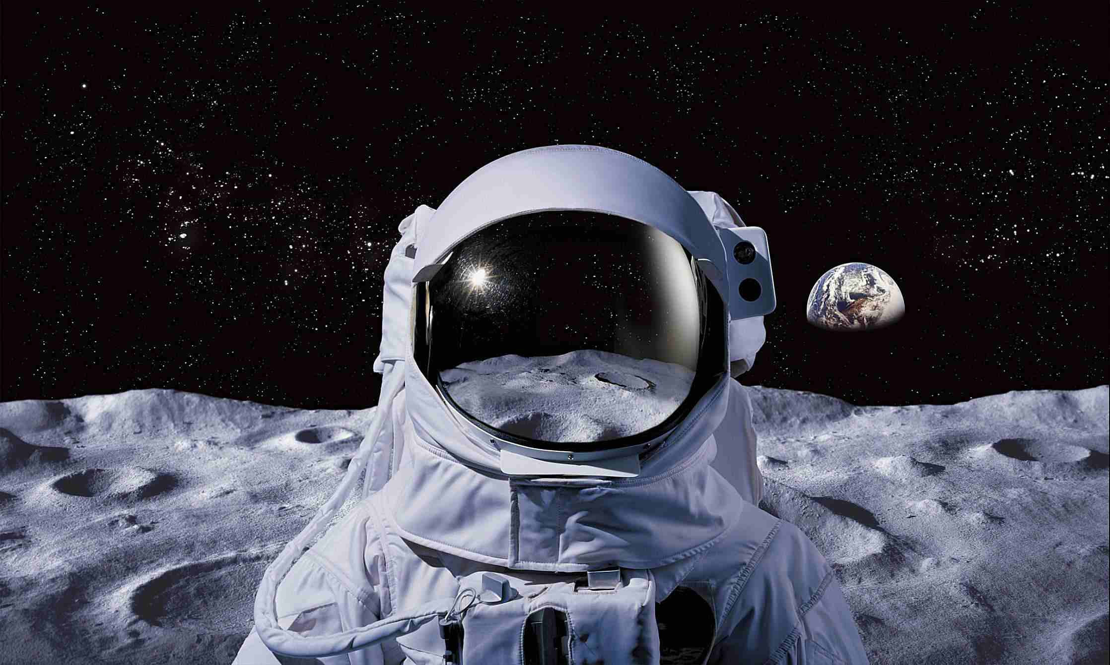 Wallpaper #e2eE_JIBSpphPi3-ZZiW73 The Evolution of the Space Suit from 1961 to Today