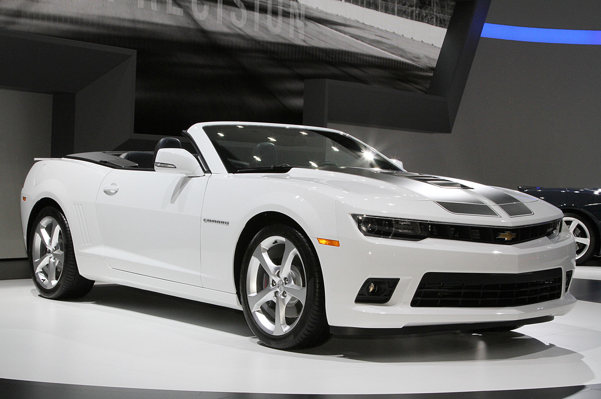 Wallpaper #VXOyhI4BFI5NbQksFx2H41 A White Chevrolet Camaro Convertible with a Black Racing Stripe
