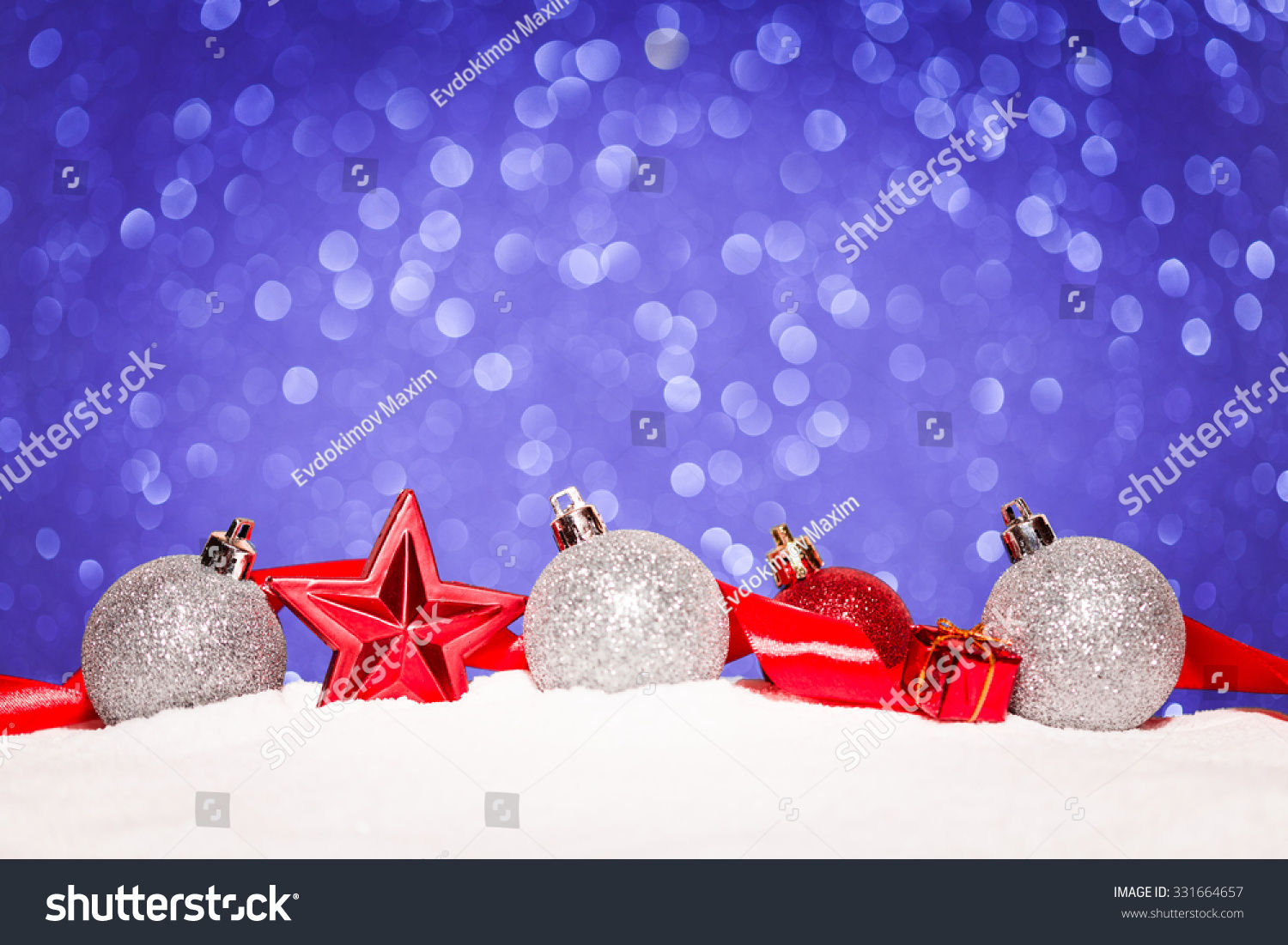 Wallpaper #d7yBO5MBMDFIMcjN83-R257 Christmas Ornament in Snow on Glitter Background Studio Shot Stock