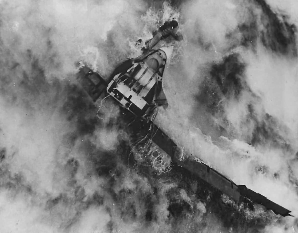 Wallpaper #hrgO15IBJvJKYCmELuEg95 Pilot Swims from Sinking F6f Hellcat in Philippines 1945 World War Photos