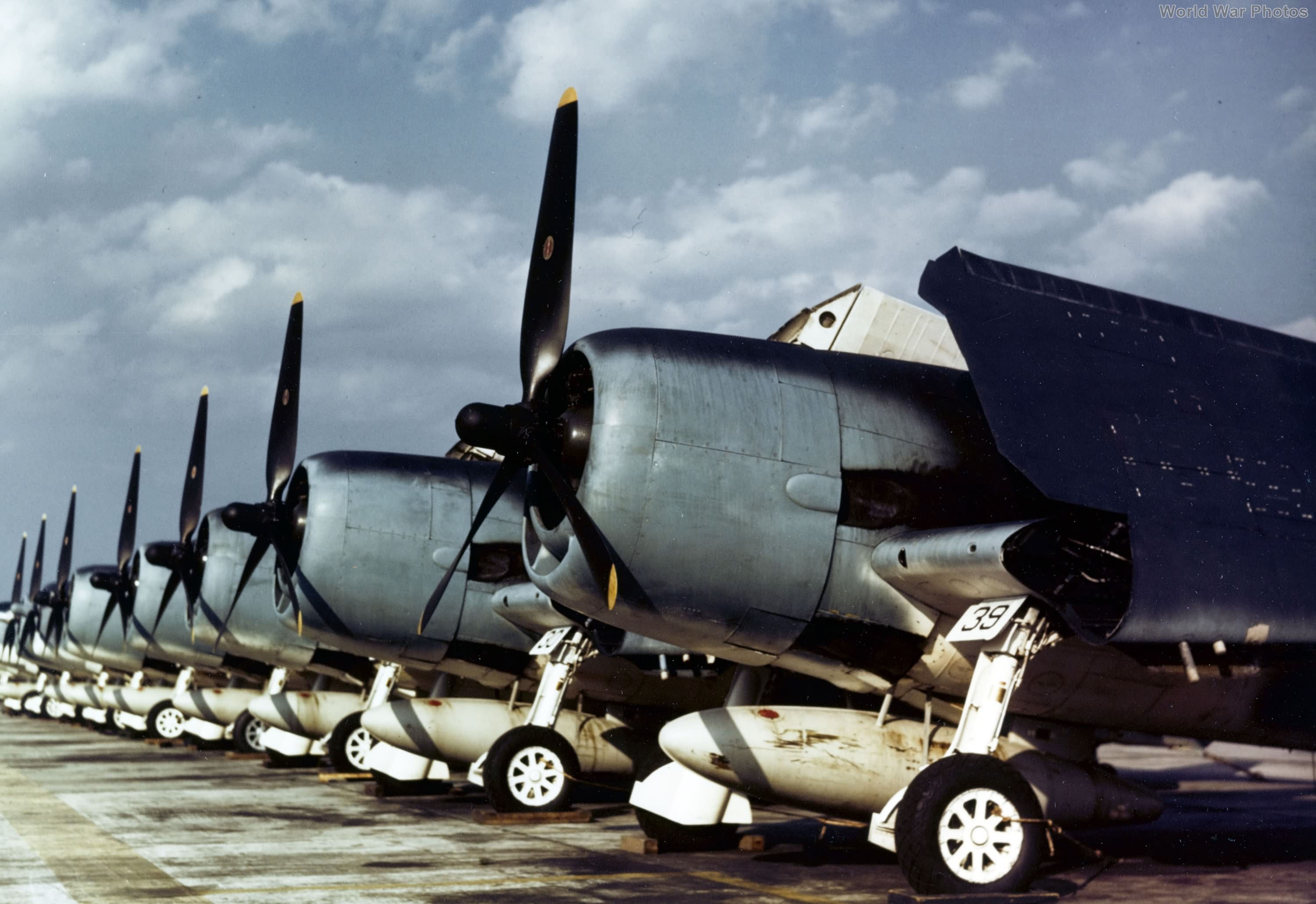 Wallpaper #bn05844Bnwiau_P6mQyr51 F6f 3 Hellcats in Color World War Photos