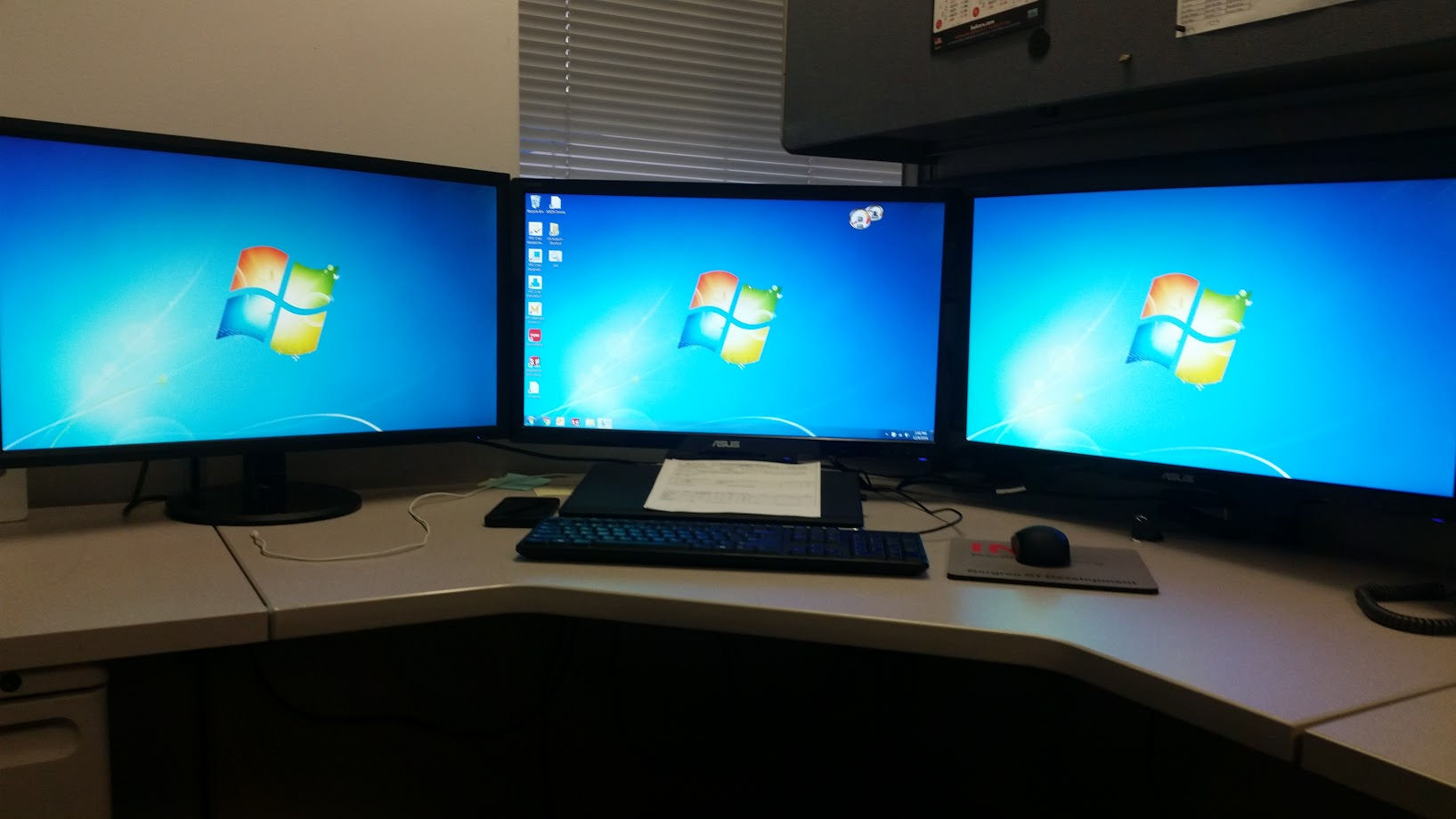 Wallpaper #lkItPZMBOBpx0Nhms8O1141 Split Screen Laptop and Monitor