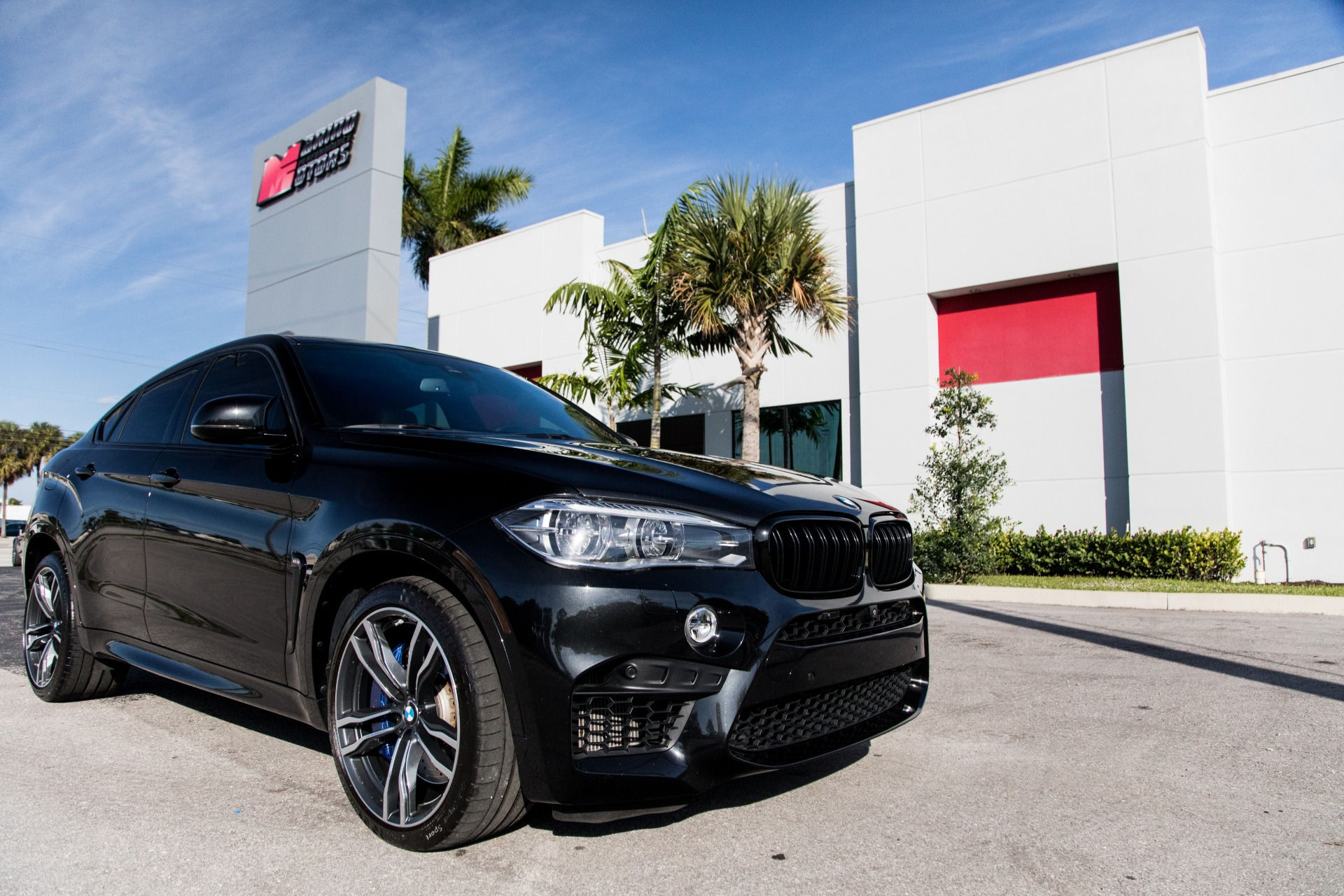 Wallpaper #cEXMlo4B7YBJg1BV_aCM29 Black BMW X6m Parked in Front of a Building