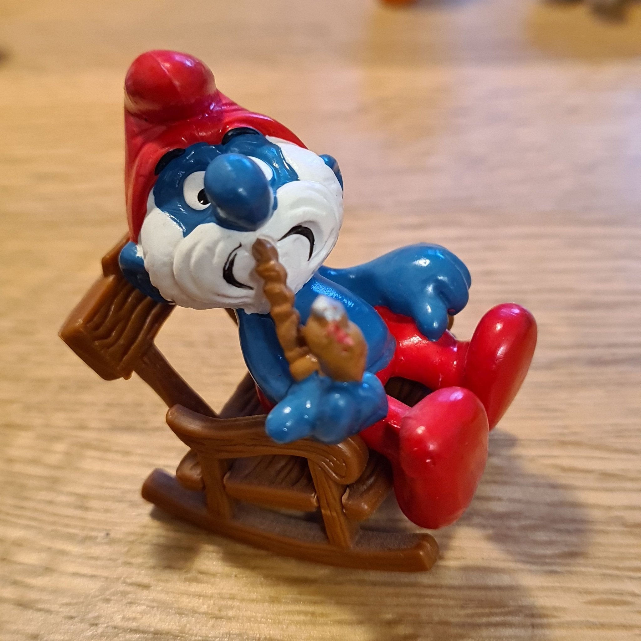 Wallpaper #57hx2ZIBJvJKYCmEtewi198 Smurf Poppa Smurf Smoking Pipe with Rocking Cha Kop Pa Tradera