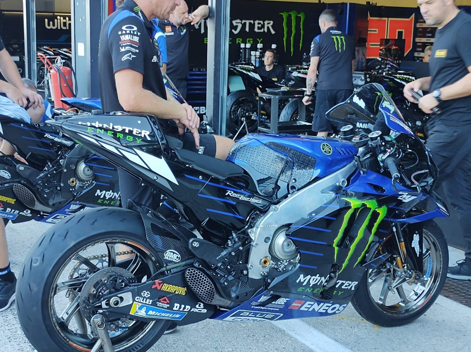 Wallpaper #6hymQJMB8JfcLg2JZvYm68 Spy Attitude Motogp La Yamaha M1 Version 2023 Semble Bien Nee