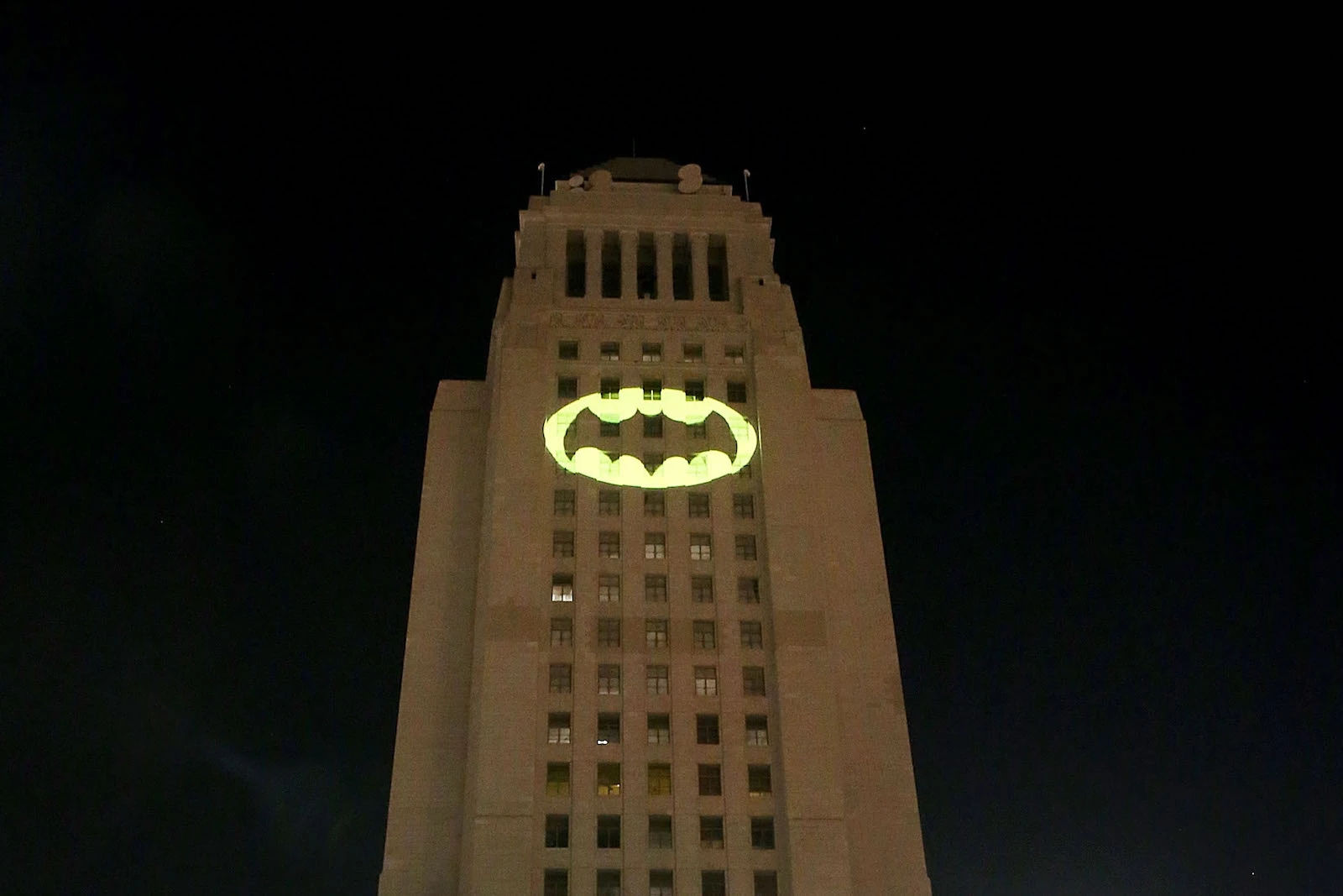 Wallpaper #shlEII8BtGB6xQ78dn0s3 Watch the Bat Signal Light Up Los Angeles in Tribute to Adam West