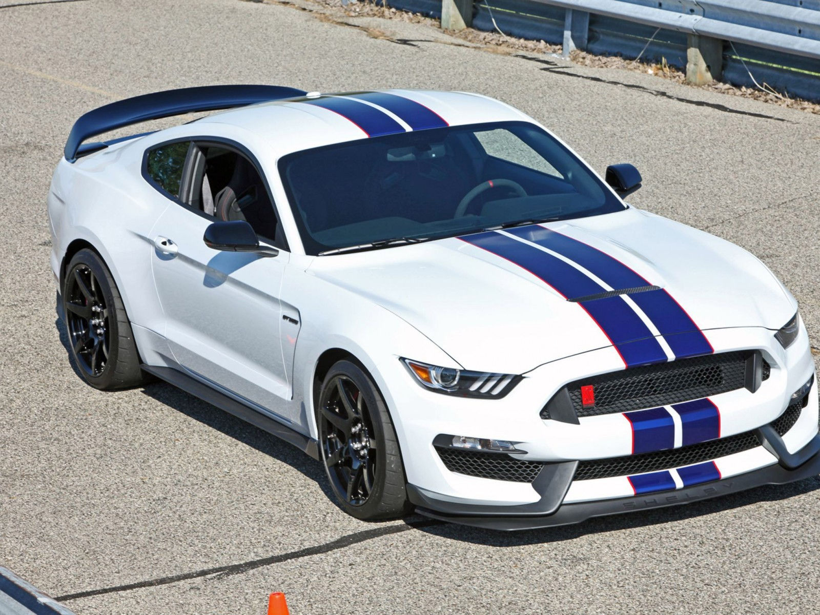 Wallpaper #fXRvw44B_8f4nGFa5XDU22 Shelby Gt350r Mustang at Grattan Raceway