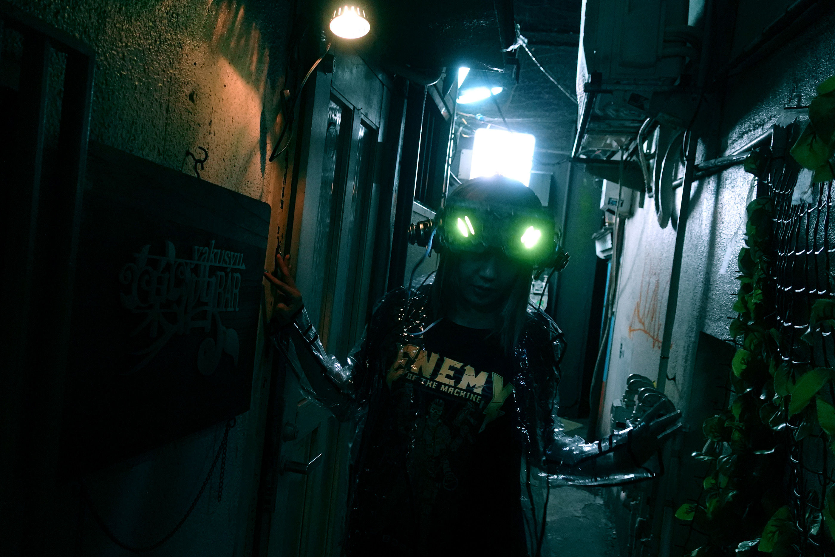 Wallpaper #fUXGmY4B7YBJg1BVcqEw7 A Green-Eyed Cyborg in a Dark Alleyway