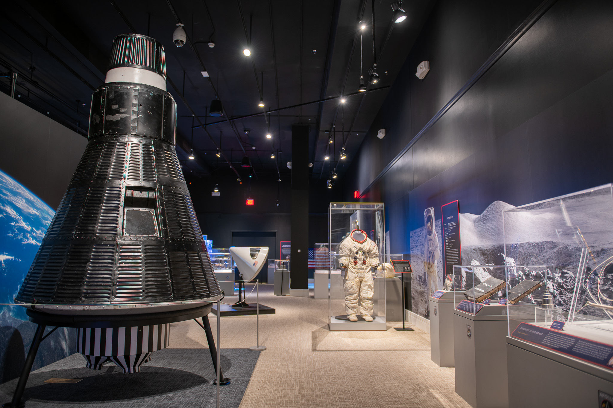 Wallpaper #e2eE_JIBSpphPi3-ZZiW168 View of the Apollo Gallery Including Space Capsule and Astronaut Suit
