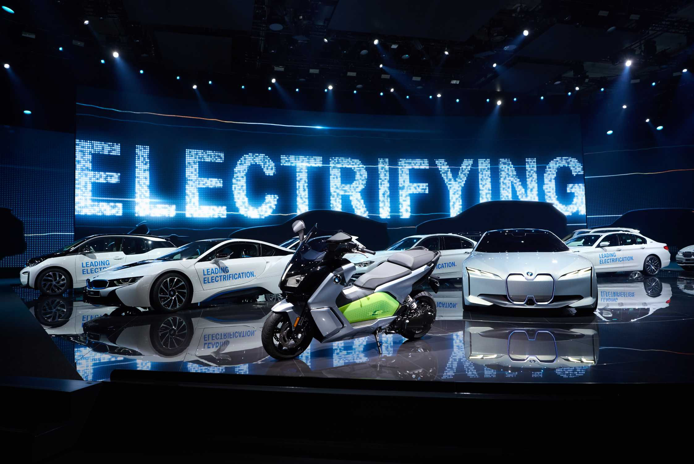 Wallpaper #aGfe_ZIBSpphPi3-2J0m174 How Are Legacy Automakers Doing When It Comes to Electric Cars