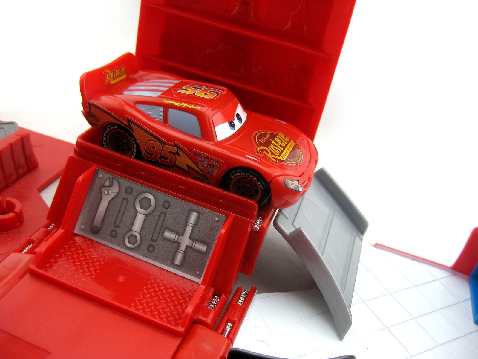 Wallpaper #IWcD9pIBSpphPi3-g4Lo137 Dan the Pixar Fan Cars Mack Truck Playset