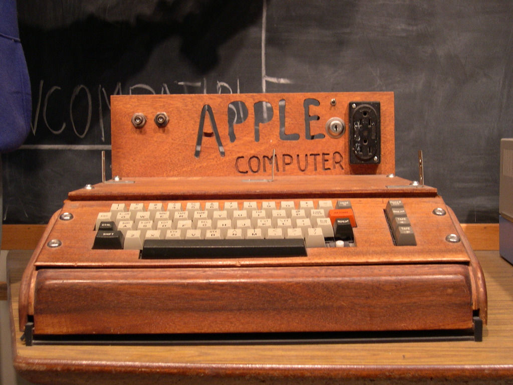 Wallpaper #AW1gbJcBycdYOYFTH3MD73 First Apple Computer Apple 1 with Home Made Wooden Case Museo Dell
