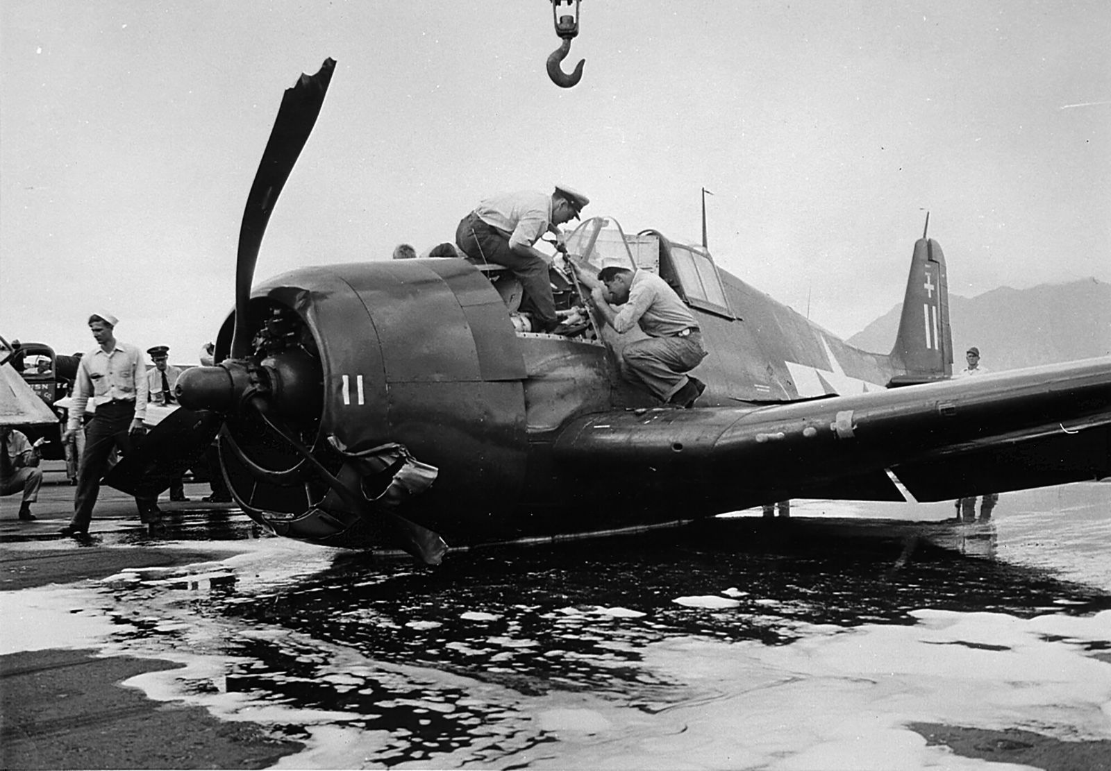 Wallpaper #3h21K5MBlOZrFDOkrMcw269 Asisbiz Grumman F6f 5 Hellcat Vf 18 White 11 Landing Mishap Due to