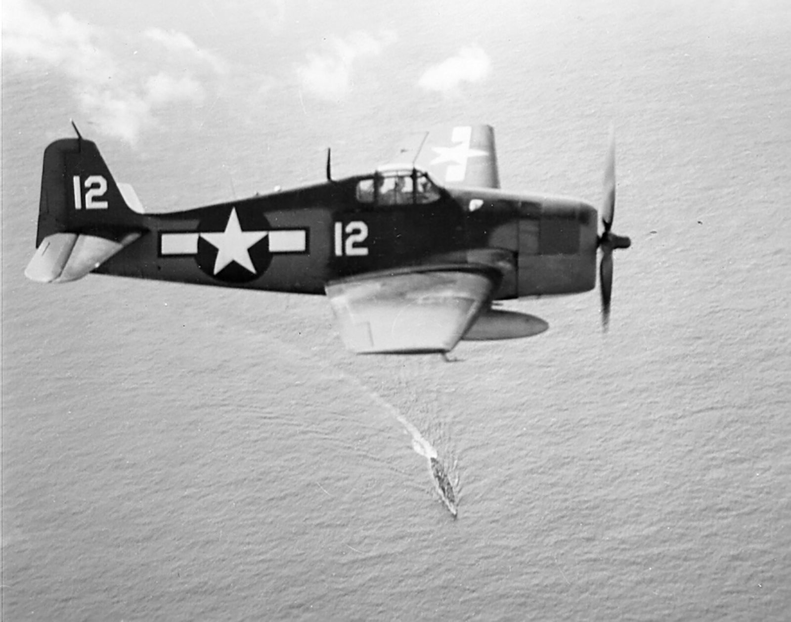 Wallpaper #bn05844Bnwiau_P6mQyr32 Asisbiz Grumman F6f 3 Hellcat Vf 10 White 10 on Patrol Cv 6 Uss