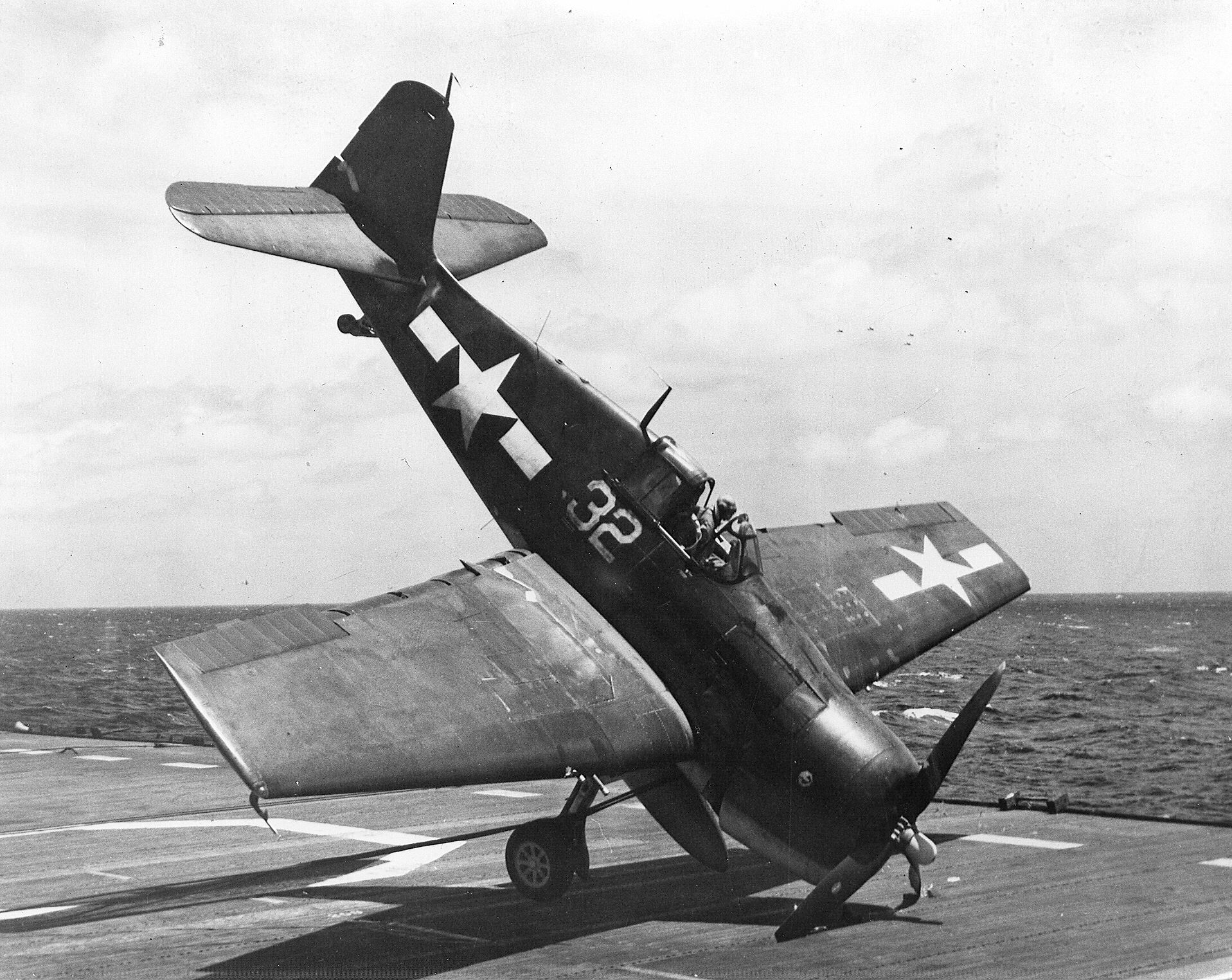 Wallpaper #xmetDJMBSpphPi3-fN8M162 Asisbiz Grumman F6f 3 Hellcat Vf 31 White 32 Landing Mishap Cvl 28 Uss