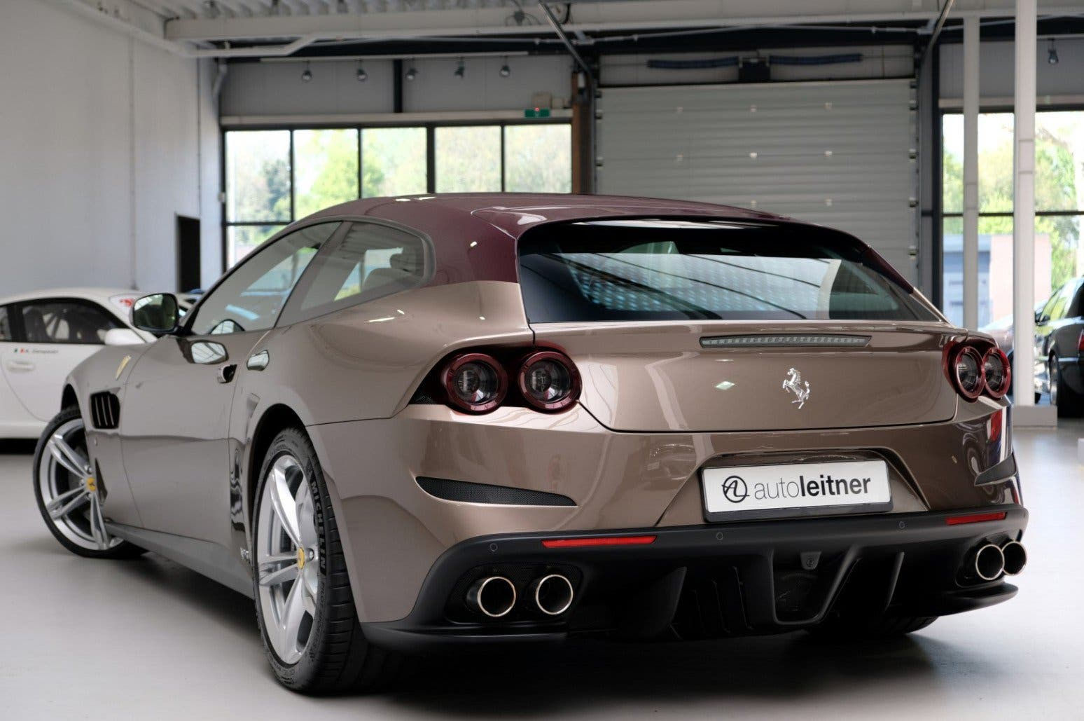 Wallpaper #12cH-ZIBSpphPi3-IIvK259 Ferrari Gtc4lusso Un Esemplare Marrone Metallic Con Soli 100 Km in
