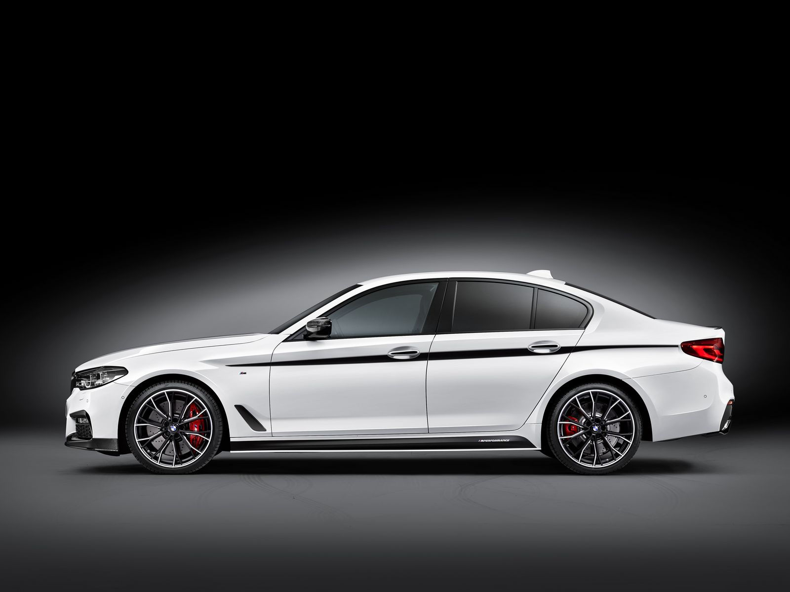 Wallpaper #0X0c9I4Bnwiau_P6Qw4_23 BMW Turns Up the Heat on New 5 Series with M Performance Accessories