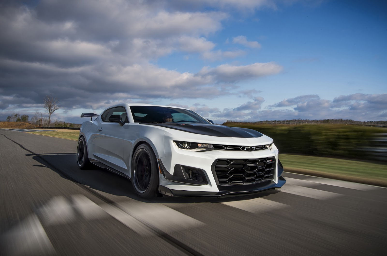 Wallpaper #bWfq5pIBSpphPi3-mTXl359 Chevrolet Camaro Snatches Sales Crown from Mustang