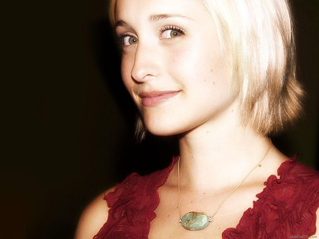 Wallpaper #JWen7ZIBSpphPi3-n1mk385 Allison Mack Photos TV Series Posters and Cast