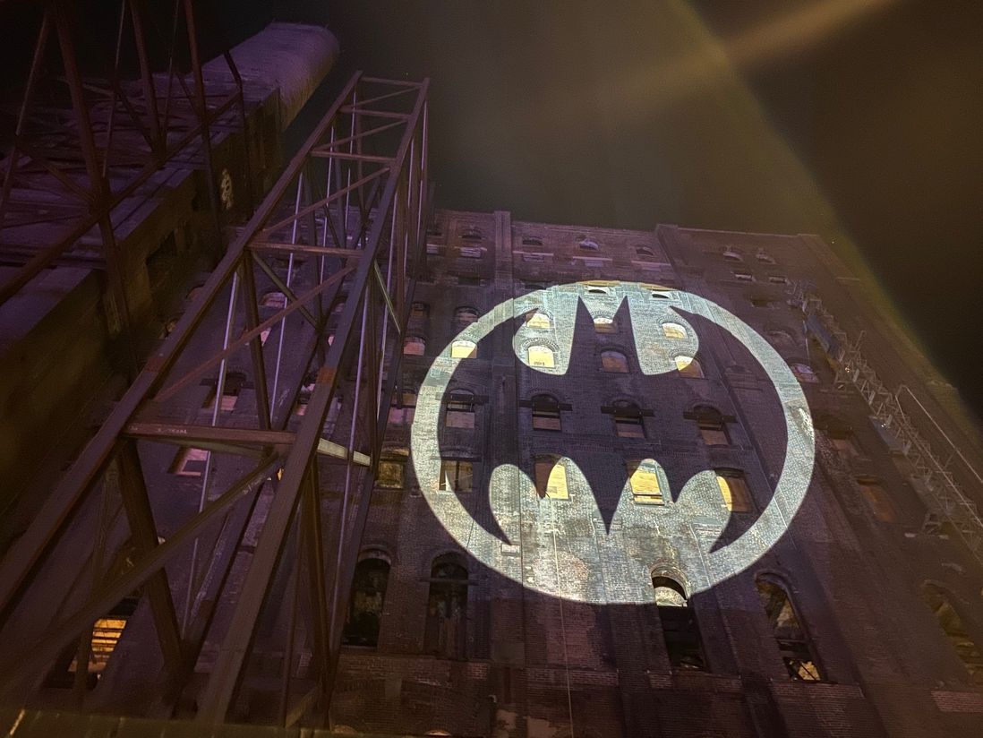 Wallpaper #gWj1E5MBSpphPi3-QwKs161 Bat Signal Photo Gallery Gothamist