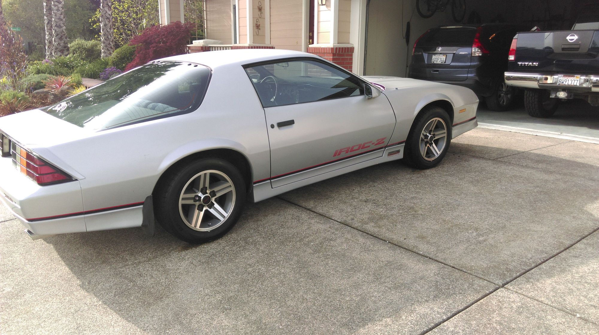 Wallpaper #4mfo85IBSpphPi3-b3er200 1985 Silver Iroc Z Emblemdecal Colors Third Generation F Body