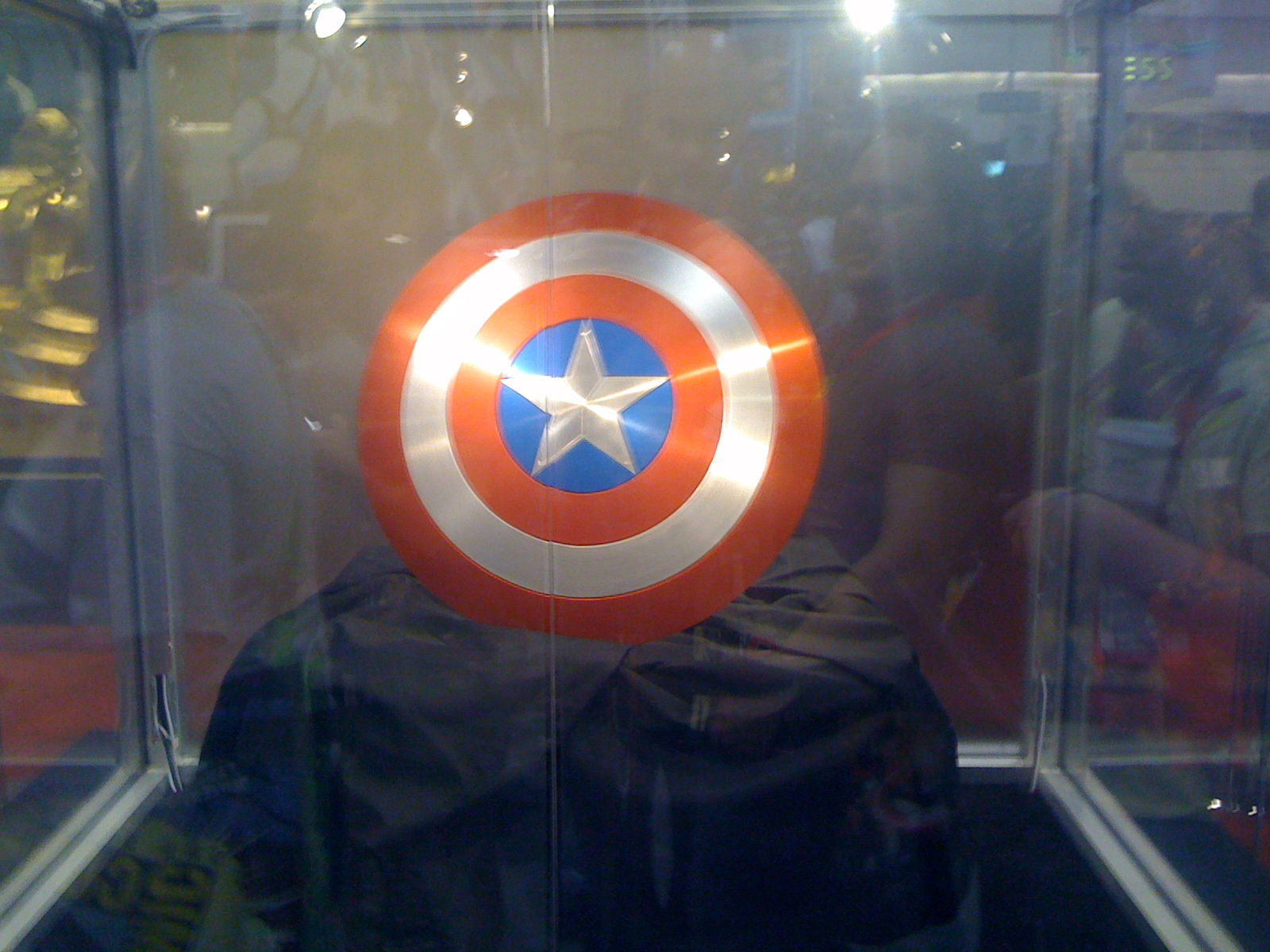 Wallpaper #R3OVhY4BFI5NbQksUR4W50 Sdcc 2010 Photo Captain Americas Shield in All Its Vibranium Glory