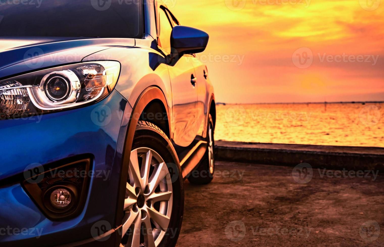 Wallpaper #PmitGZMBSpphPi3-khgq154 Luxury SUV Car Parked on Car Parking Lot by the Beach at Sunset Front